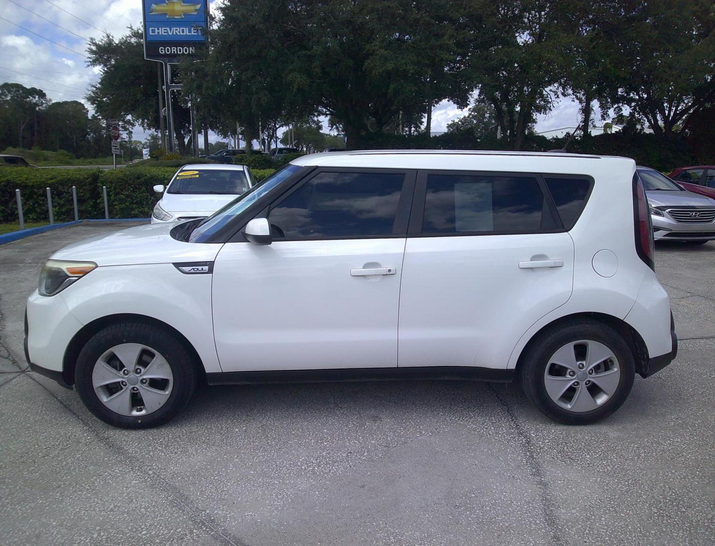 2015 WHITE KIA SOUL BASE (KNDJN2A23F7) , located at 390 Hansen Avenue, Orange Park, FL, 32065, (904) 276-7933, 30.130497, -81.787529 - Photo#2