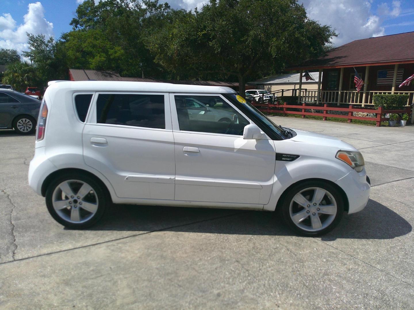2010 WHITE KIA SOUL BASE; SPORT; + (KNDJT2A27A7) , located at 390 Hansen Avenue, Orange Park, FL, 32065, (904) 276-7933, 30.130497, -81.787529 - Photo#4