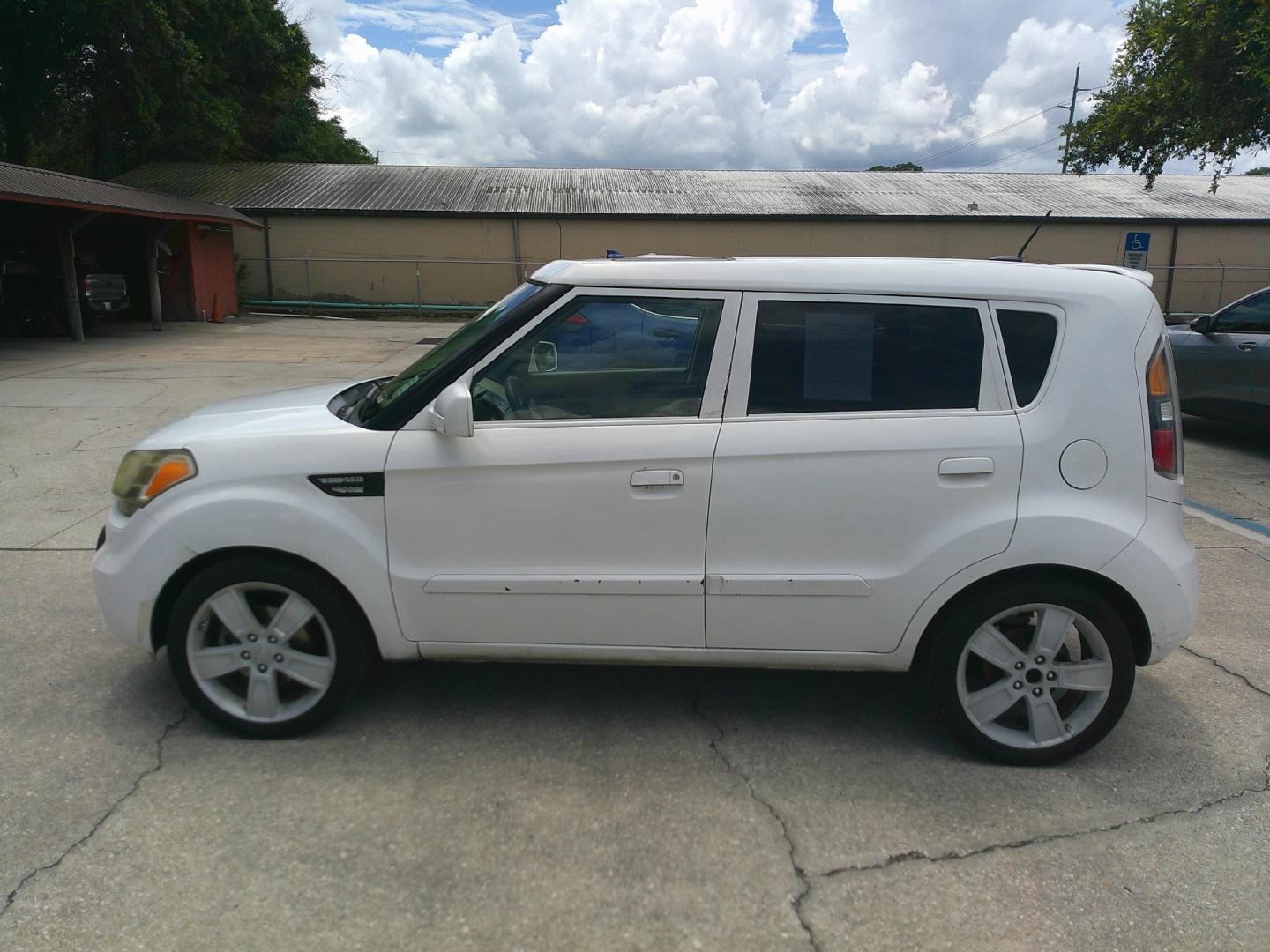 2010 WHITE KIA SOUL BASE; SPORT; + (KNDJT2A27A7) , located at 1200 Cassat Avenue, Jacksonville, FL, 32205, (904) 695-1885, 30.302404, -81.731033- Photo#1
