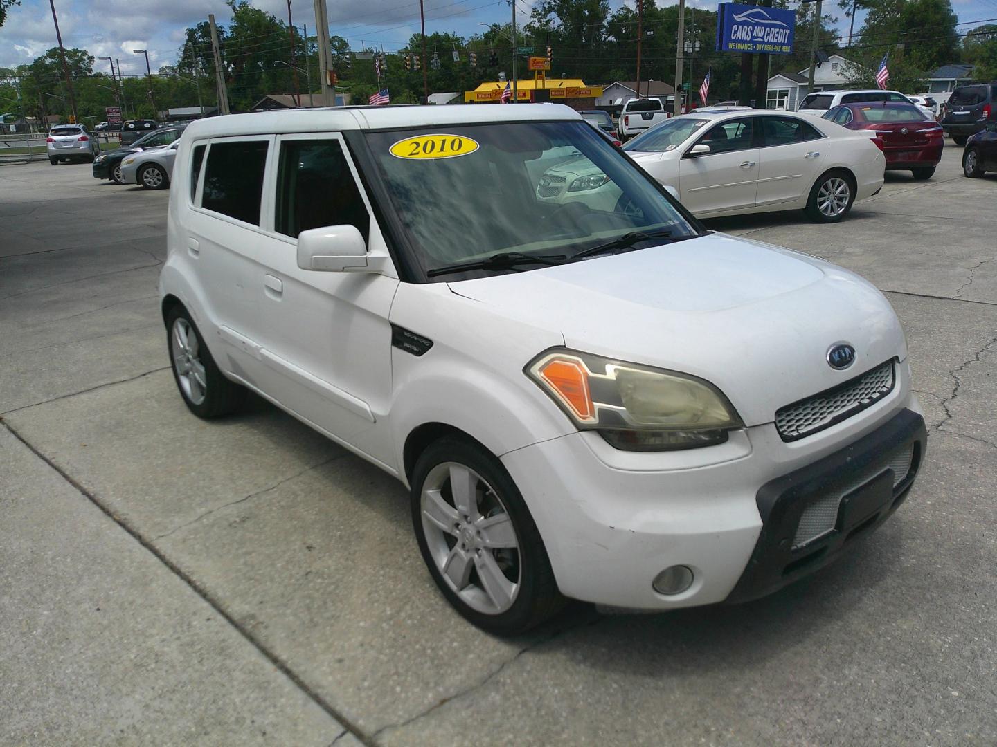 2010 WHITE KIA SOUL BASE; SPORT; + (KNDJT2A27A7) , located at 1200 Cassat Avenue, Jacksonville, FL, 32205, (904) 695-1885, 30.302404, -81.731033- Photo#0