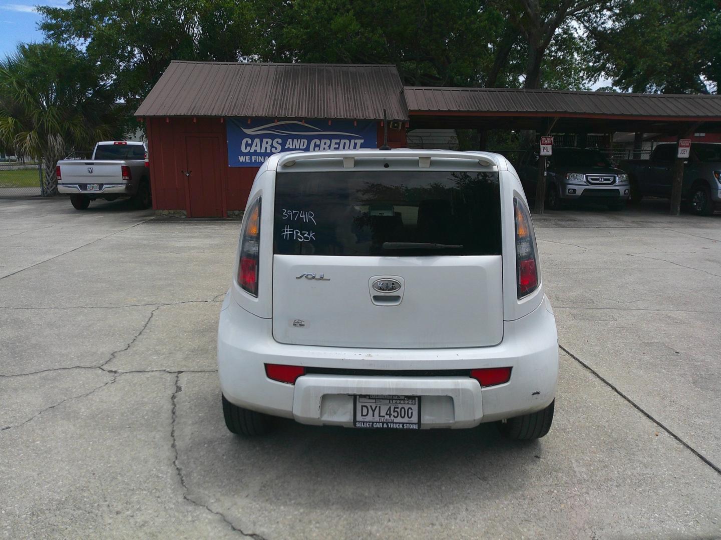 2010 WHITE KIA SOUL BASE; SPORT; + (KNDJT2A27A7) , located at 1200 Cassat Avenue, Jacksonville, FL, 32205, (904) 695-1885, 30.302404, -81.731033- Photo#3