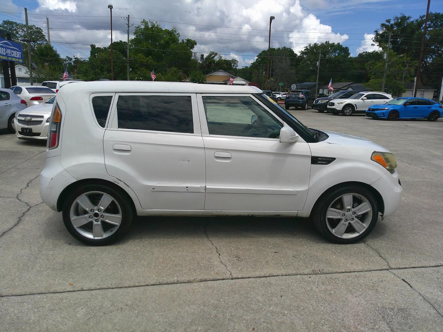 2010 WHITE KIA SOUL BASE; SPORT; + (KNDJT2A27A7) , located at 1200 Cassat Avenue, Jacksonville, FL, 32205, (904) 695-1885, 30.302404, -81.731033- Photo#4