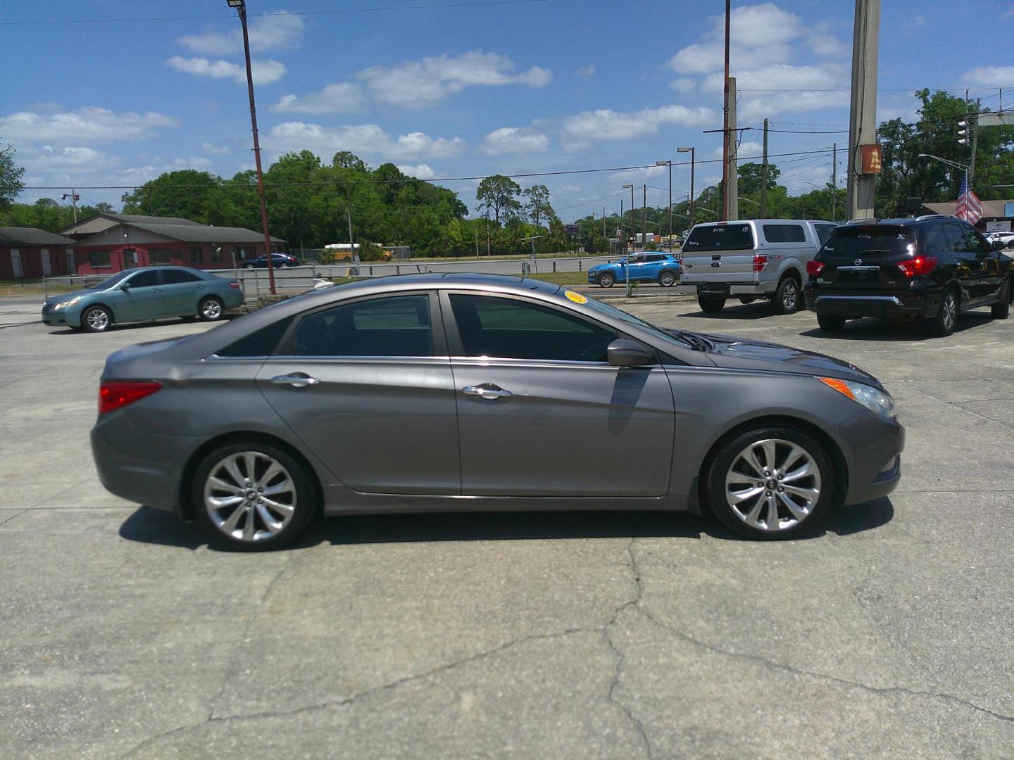 2013 GRAY HYUNDAI SONATA LIMITED; SE (5NPEC4AC7DH) , located at 1200 Cassat Avenue, Jacksonville, FL, 32205, (904) 695-1885, 30.302404, -81.731033 - Photo#4