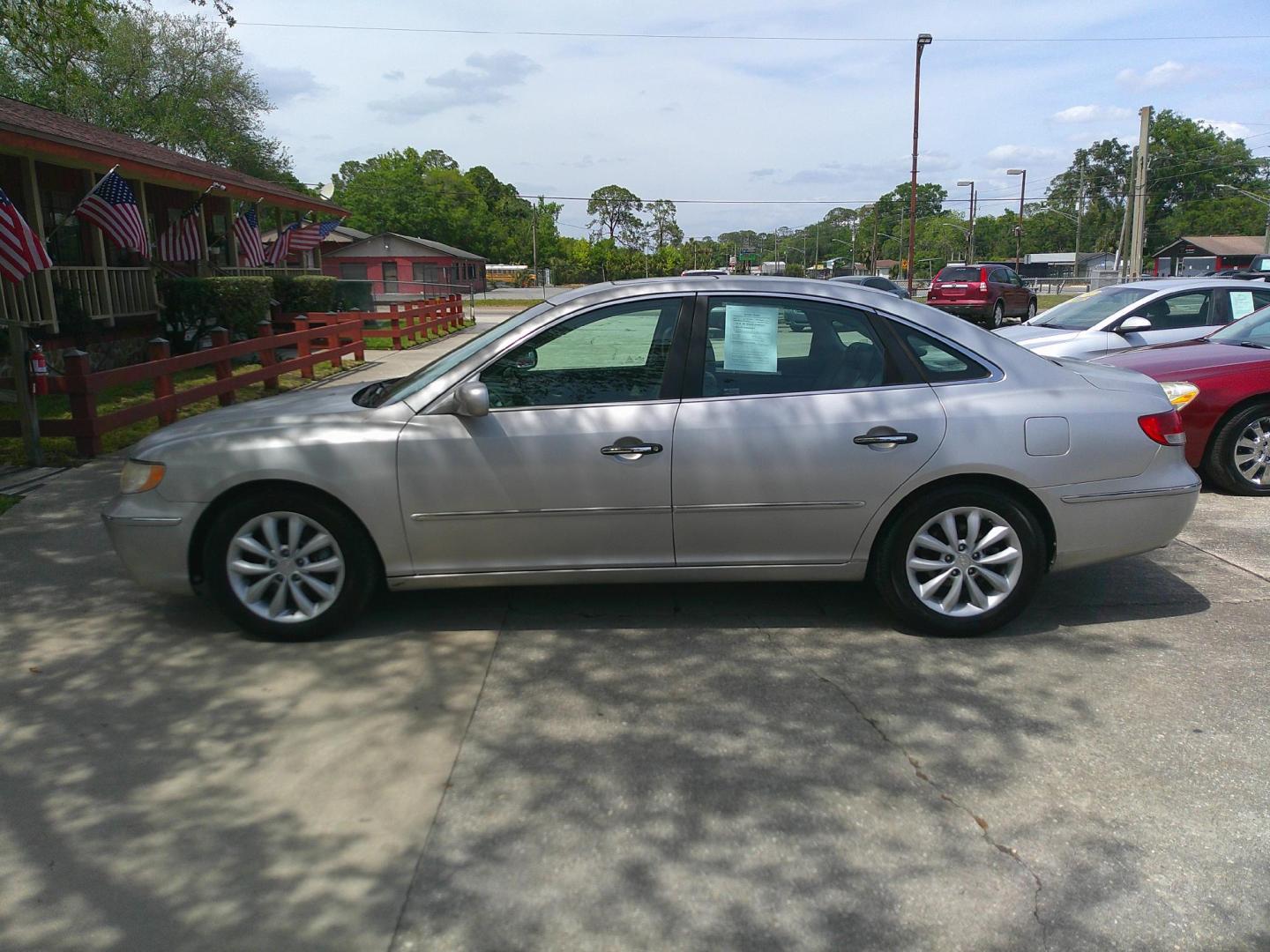 2006 SILVER HYUNDAI AZERA LIMITED; SE (KMHFC46F46A) , located at 1200 Cassat Avenue, Jacksonville, FL, 32205, (904) 695-1885, 30.302404, -81.731033 - Photo#2