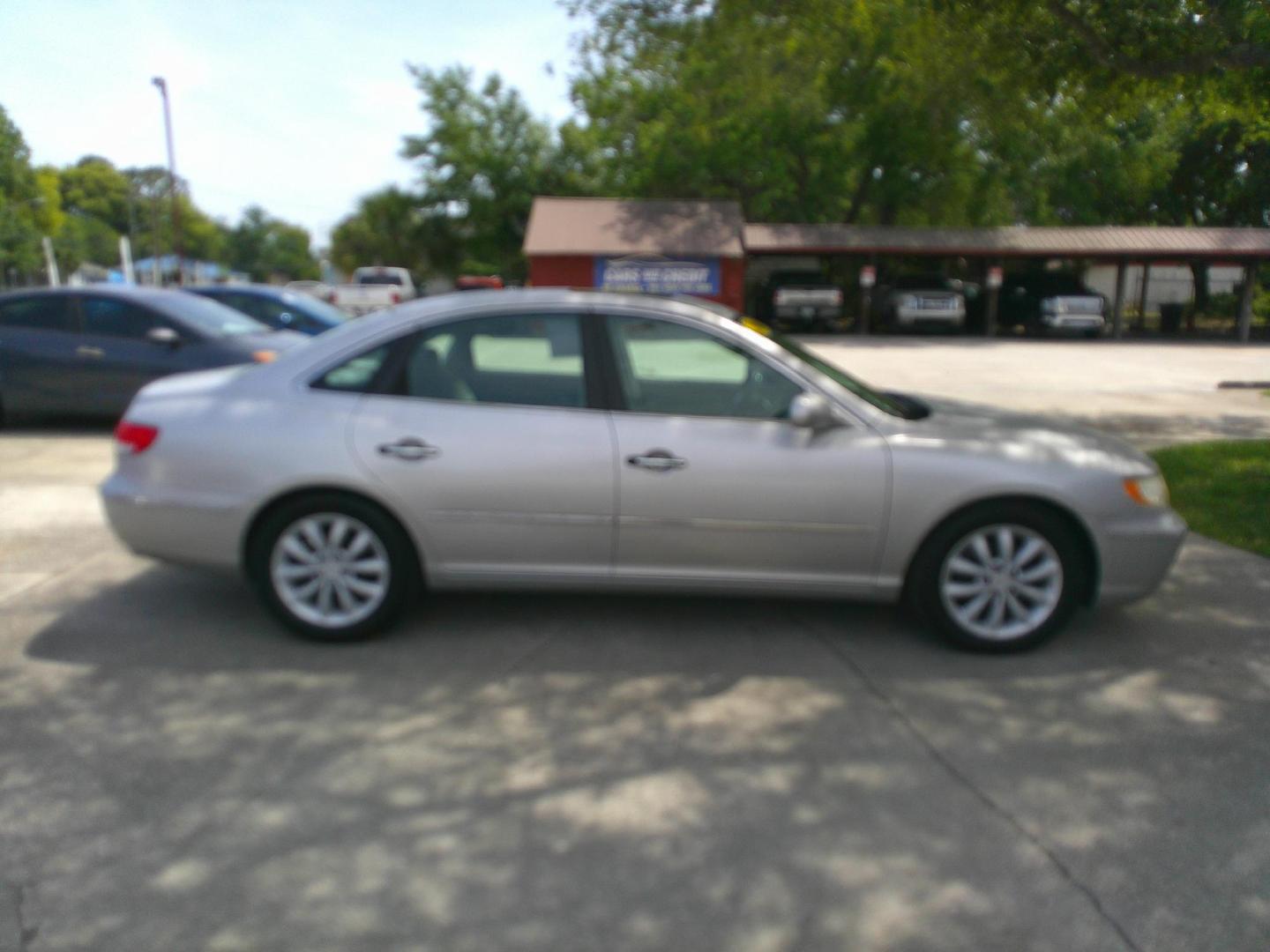 2006 SILVER HYUNDAI AZERA LIMITED; SE (KMHFC46F46A) , located at 1200 Cassat Avenue, Jacksonville, FL, 32205, (904) 695-1885, 30.302404, -81.731033 - Photo#3
