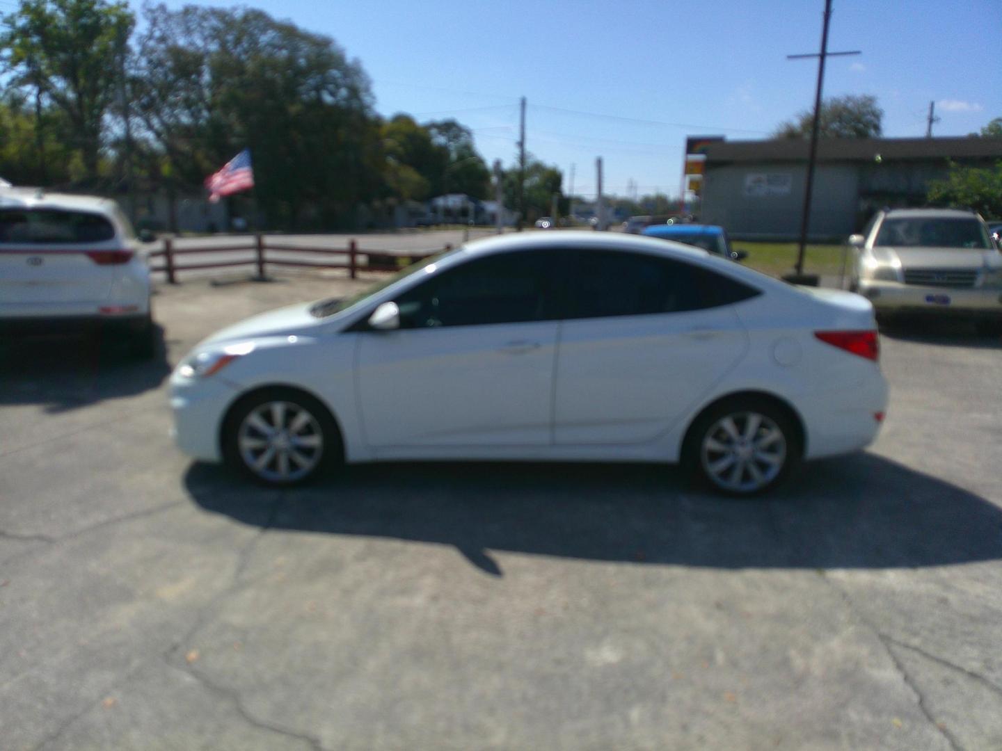 2014 WHITE HYUNDAI ACCENT GLS (KMHCU4AE8EU) , located at 1200 Cassat Avenue, Jacksonville, FL, 32205, (904) 695-1885, 30.302404, -81.731033 - Photo#2