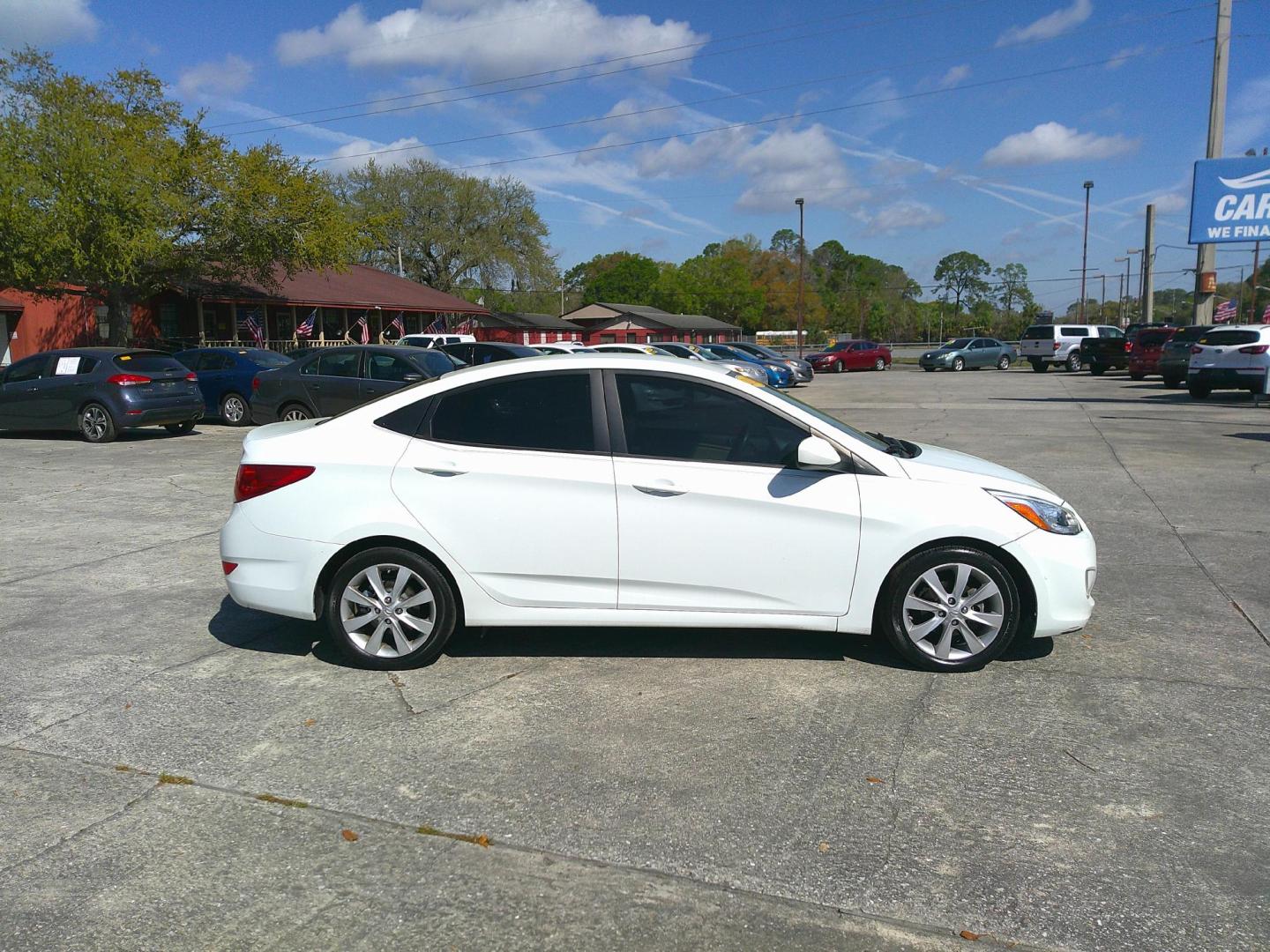 2014 WHITE HYUNDAI ACCENT GLS (KMHCU4AE8EU) , located at 1200 Cassat Avenue, Jacksonville, FL, 32205, (904) 695-1885, 30.302404, -81.731033 - Photo#3