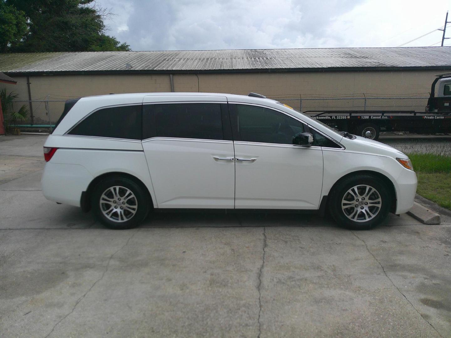 2012 WHITE HONDA ODYSSEY EX-L (5FNRL5H63CB) , located at 1200 Cassat Avenue, Jacksonville, FL, 32205, (904) 695-1885, 30.302404, -81.731033 - Photo#2