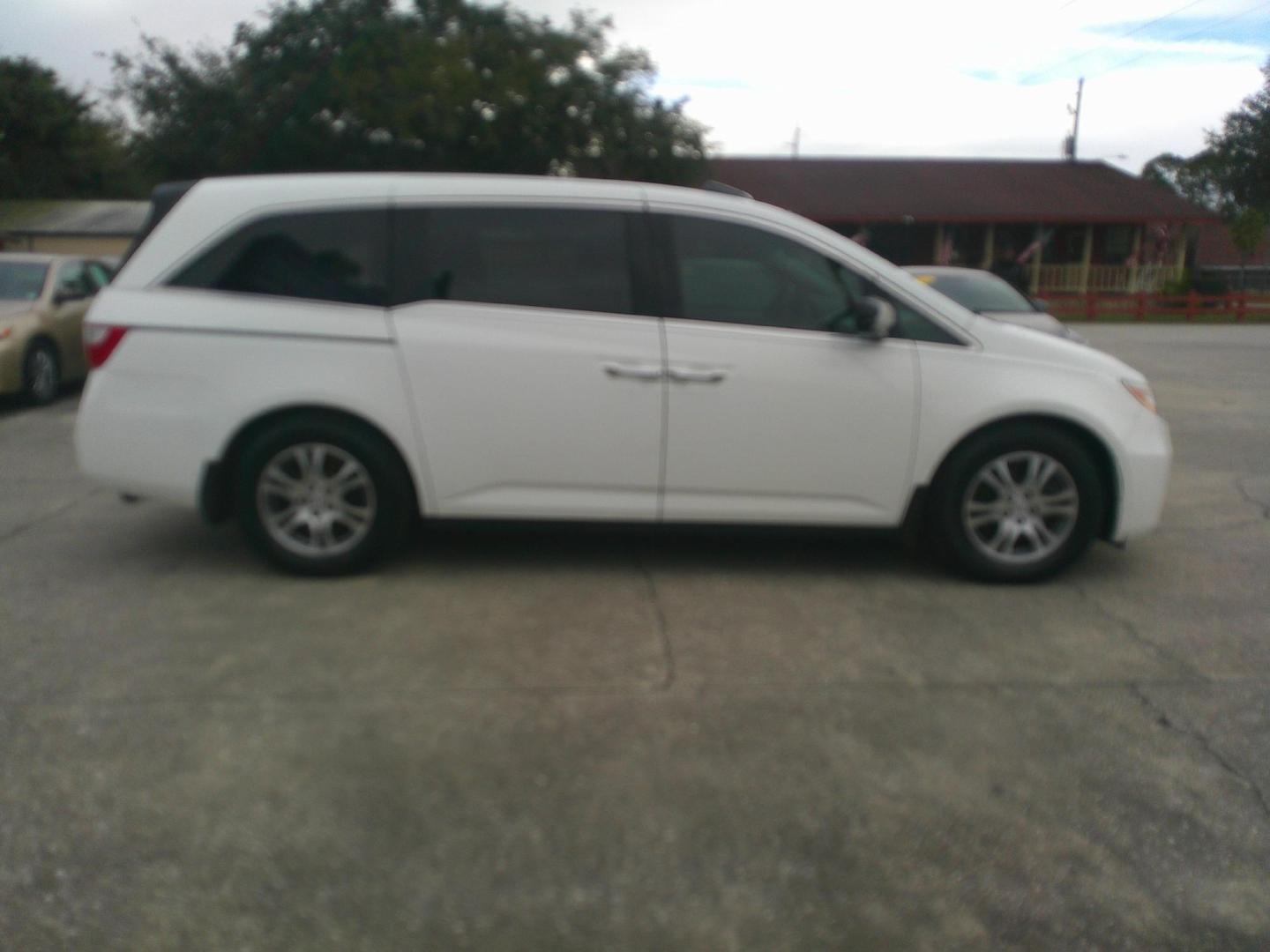 2012 WHITE HONDA ODYSSEY EX-L (5FNRL5H63CB) , located at 1200 Cassat Avenue, Jacksonville, FL, 32205, (904) 695-1885, 30.302404, -81.731033 - Photo#4
