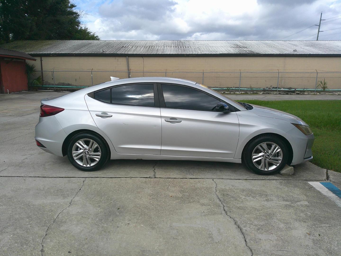 2019 SILVER HYUNDAI ELANTRA LIMITED; SEL (5NPD84LF9KH) , located at 1200 Cassat Avenue, Jacksonville, FL, 32205, (904) 695-1885, 30.302404, -81.731033 - Photo#4