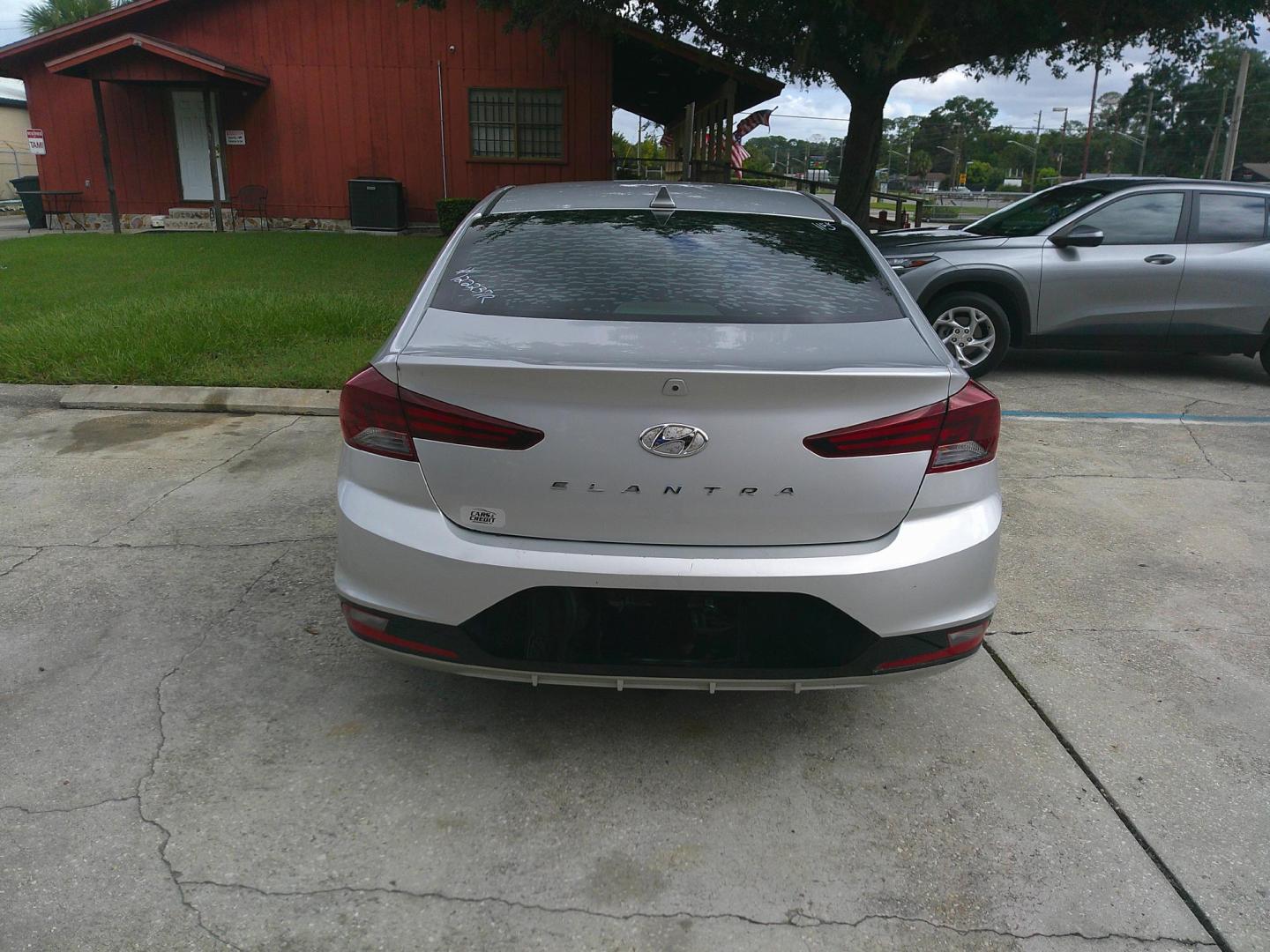 2019 SILVER HYUNDAI ELANTRA LIMITED; SEL (5NPD84LF9KH) , located at 1200 Cassat Avenue, Jacksonville, FL, 32205, (904) 695-1885, 30.302404, -81.731033 - Photo#3