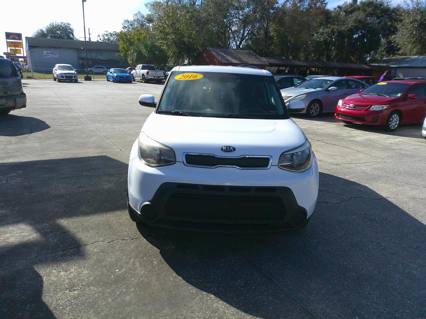 2016 WHITE KIA SOUL BASE (KNDJN2A28G7) , located at 1200 Cassat Avenue, Jacksonville, FL, 32205, (904) 695-1885, 30.302404, -81.731033 - Photo#0