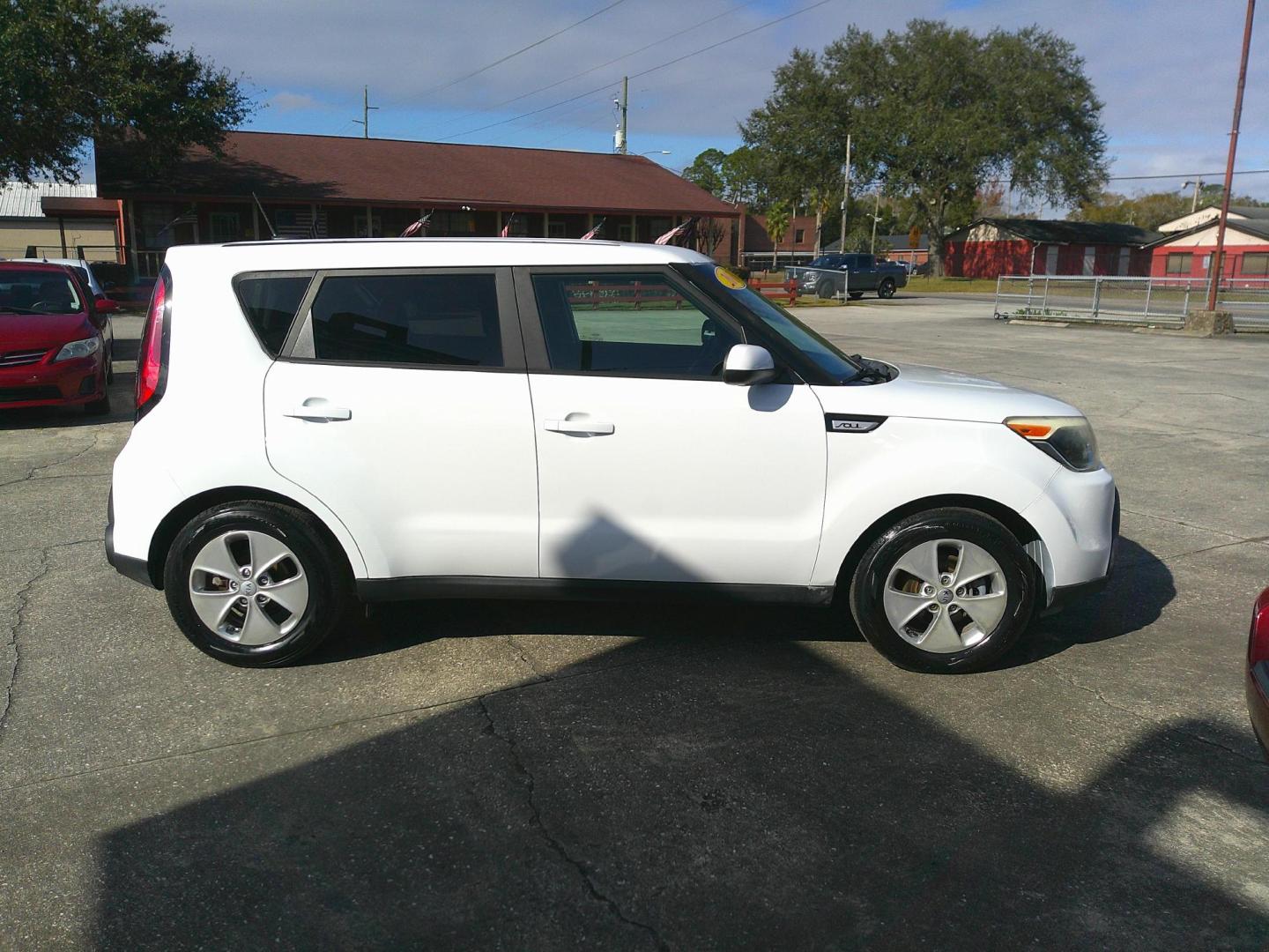 2016 WHITE KIA SOUL BASE (KNDJN2A28G7) , located at 1200 Cassat Avenue, Jacksonville, FL, 32205, (904) 695-1885, 30.302404, -81.731033 - Photo#3