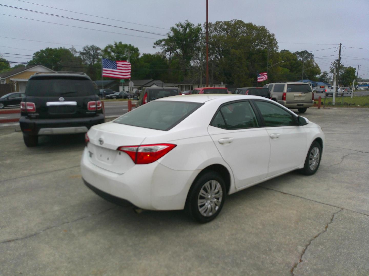 2014 WHITE TOYOTA COROLLA (2T1BURHE1EC) , located at 1200 Cassat Avenue, Jacksonville, FL, 32205, (904) 695-1885, 30.302404, -81.731033 - Photo#4