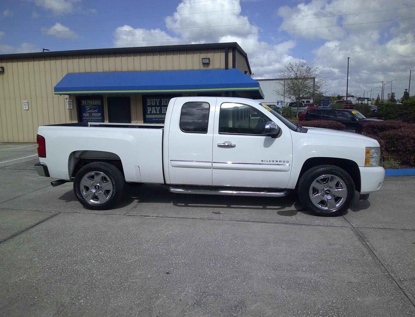 2011 WHITE CHEVROLET SILVERADO LT (1GCRCSE01BZ) , located at 390 Hansen Avenue, Orange Park, FL, 32065, (904) 276-7933, 30.130497, -81.787529 - Photo#5