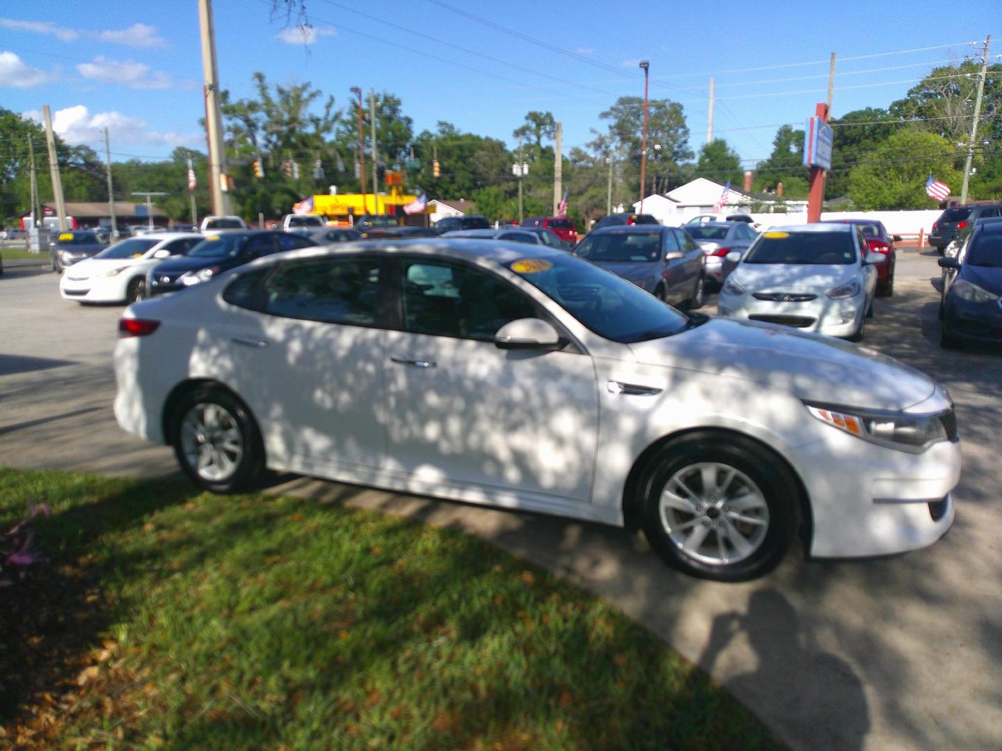 2016 WHITE KIA OPTIMA LX (5XXGT4L30GG) , located at 1200 Cassat Avenue, Jacksonville, FL, 32205, (904) 695-1885, 30.302404, -81.731033 - Photo#5