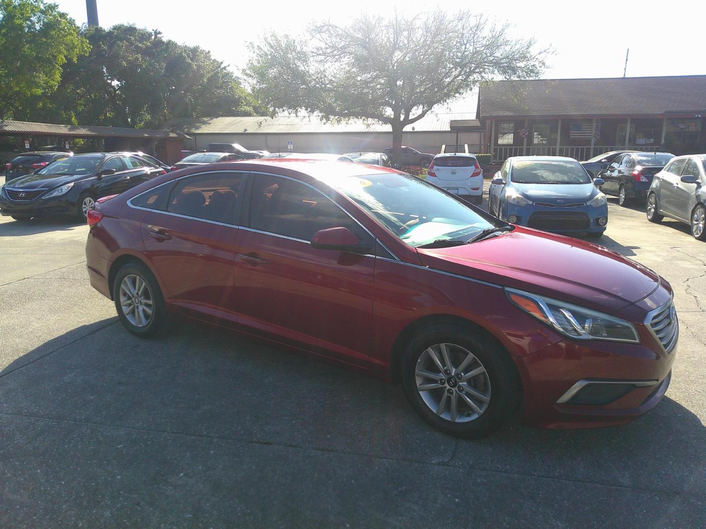 2016 RED HYUNDAI SONATA BASE; SE (5NPE24AF2GH) , located at 1200 Cassat Avenue, Jacksonville, FL, 32205, (904) 695-1885, 30.302404, -81.731033 - Photo#1