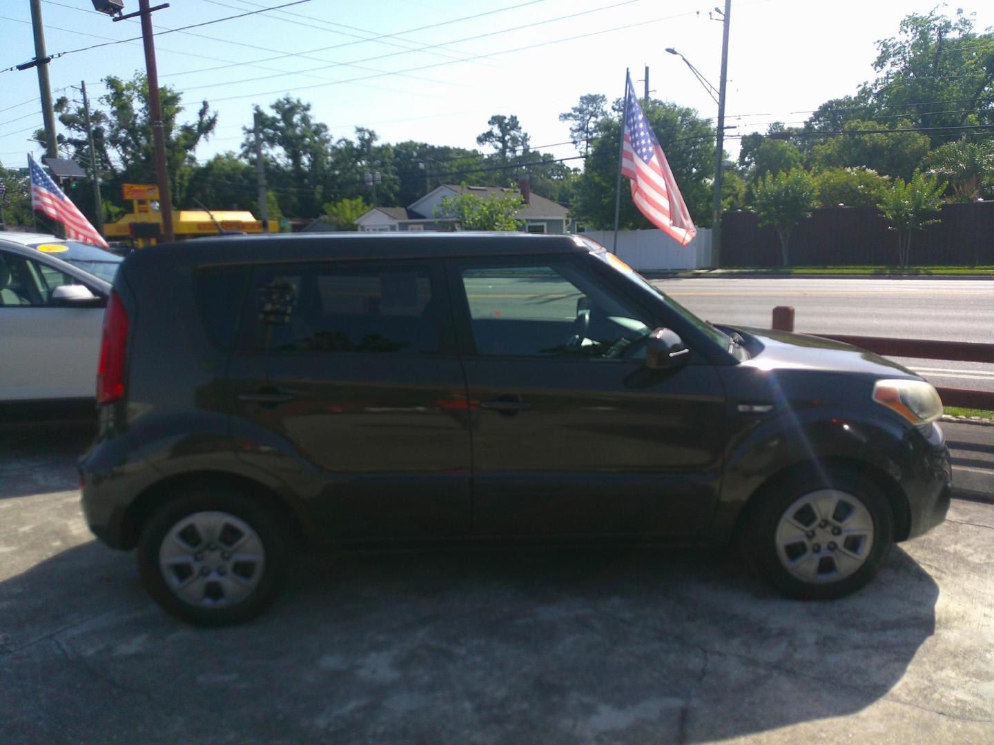 2013 GRAY KIA SOUL BASE; SPORT; + (KNDJT2A54D7) , located at 1200 Cassat Avenue, Jacksonville, FL, 32205, (904) 695-1885, 30.302404, -81.731033 - Photo#5