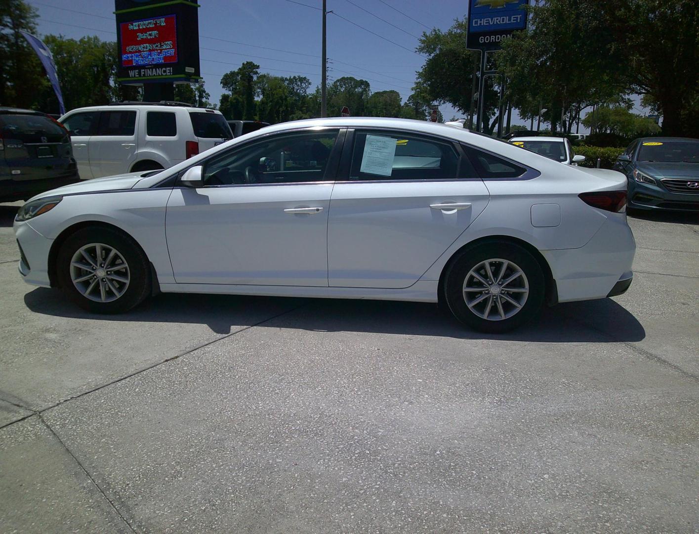 2019 WHITE HYUNDAI SONATA SE (5NPE24AF5KH) , located at 1200 Cassat Avenue, Jacksonville, FL, 32205, (904) 695-1885, 30.302404, -81.731033 - Photo#4