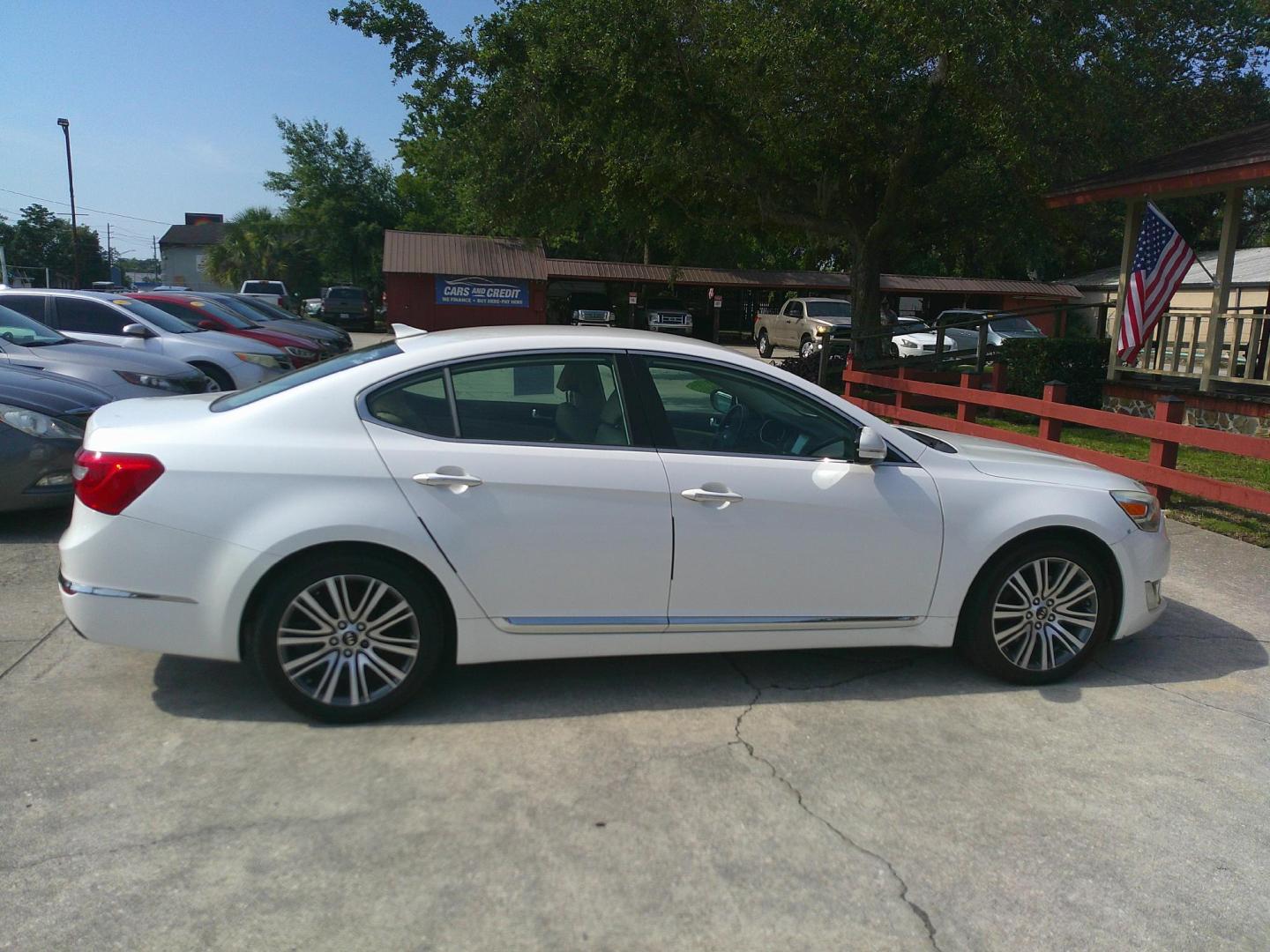 2015 WHITE KIA CADENZA EX (KNALN4D74F5) , located at 1200 Cassat Avenue, Jacksonville, FL, 32205, (904) 695-1885, 30.302404, -81.731033 - Photo#5