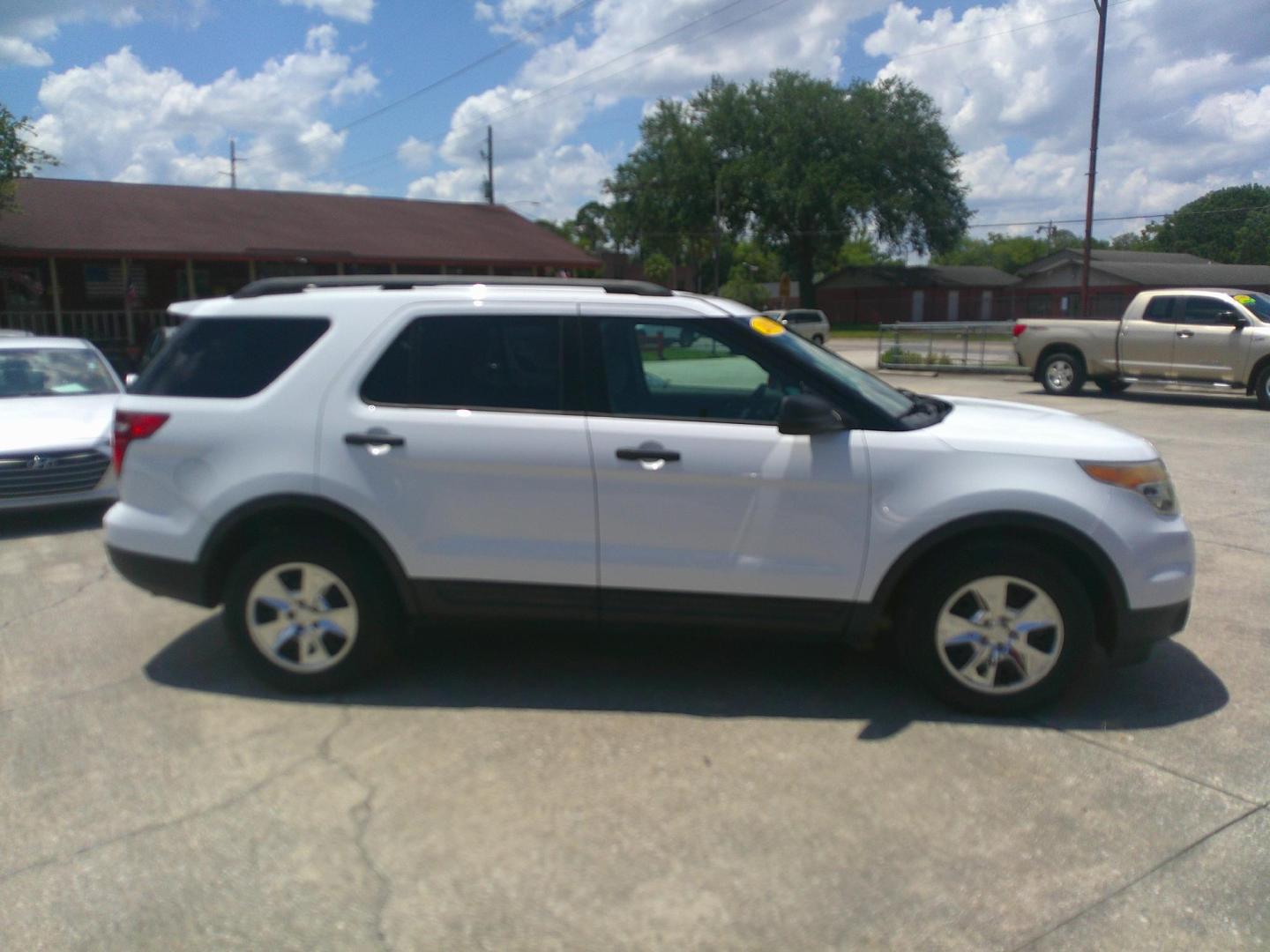 2014 WHITE FORD EXPLORER BASE (1FM5K7B85EG) , located at 1200 Cassat Avenue, Jacksonville, FL, 32205, (904) 695-1885, 30.302404, -81.731033 - Photo#2