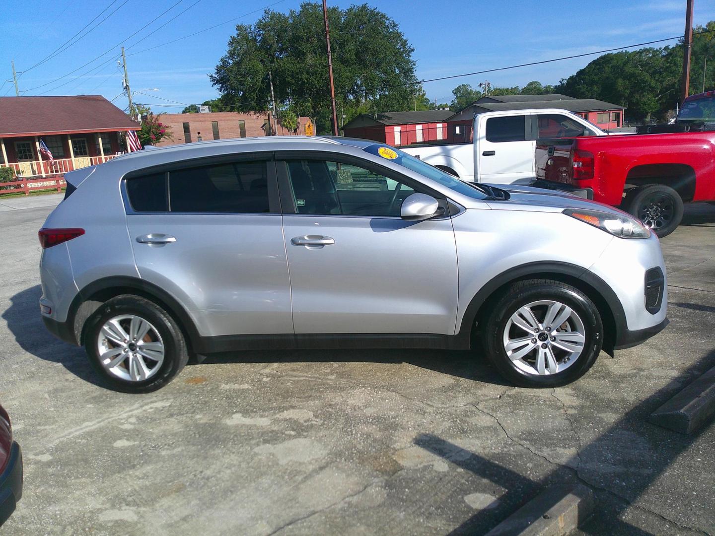 2017 SILVER KIA SPORTAGE LX (KNDPM3AC0H7) , located at 1200 Cassat Avenue, Jacksonville, FL, 32205, (904) 695-1885, 30.302404, -81.731033 - Photo#3