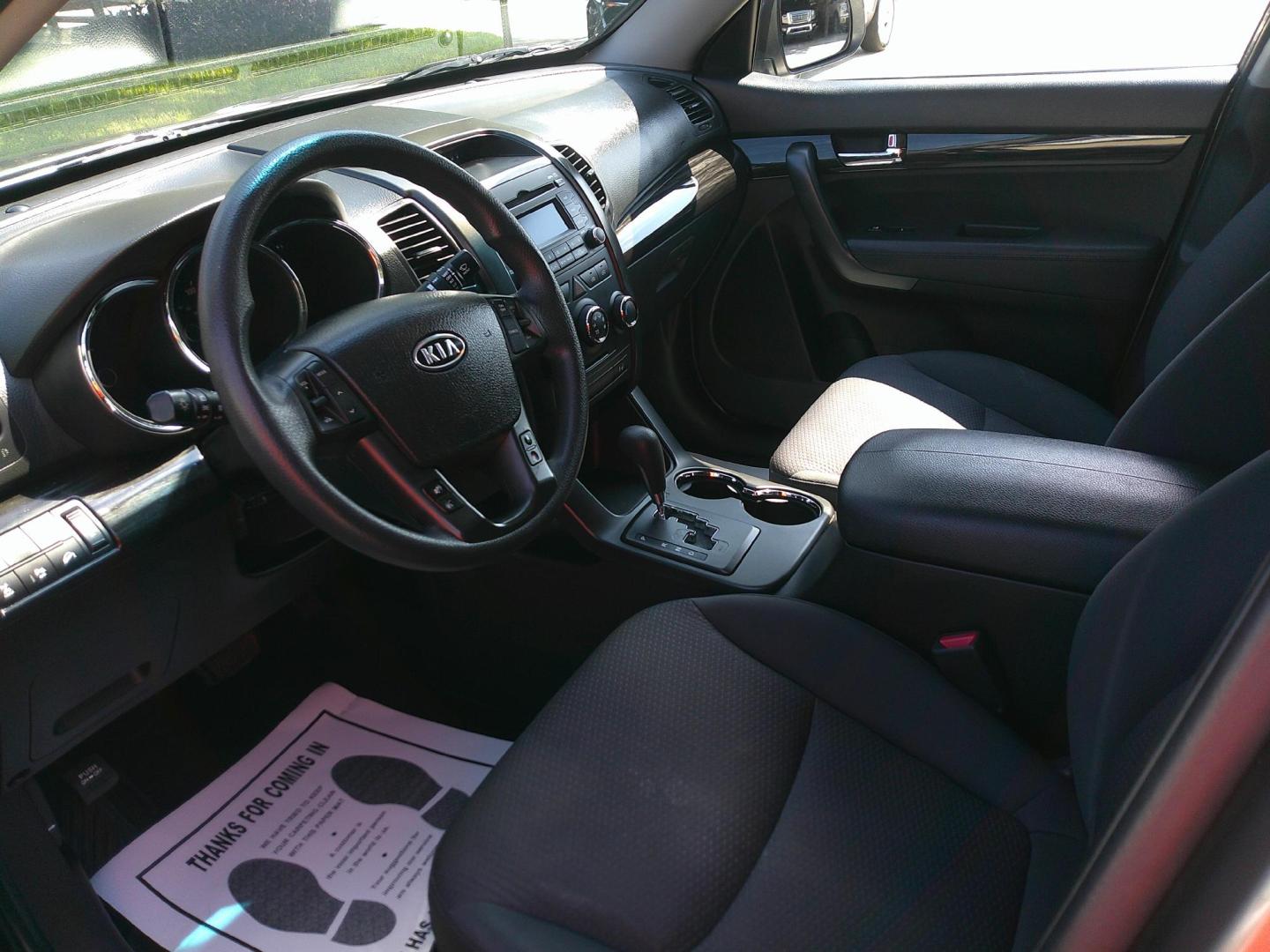 2011 SILVER KIA SORENTO EX; LX (5XYKTCA12BG) , located at 1200 Cassat Avenue, Jacksonville, FL, 32205, (904) 695-1885, 30.302404, -81.731033 - Photo#2