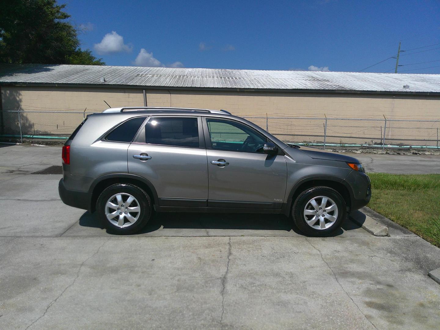 2011 SILVER KIA SORENTO EX; LX (5XYKTCA12BG) , located at 1200 Cassat Avenue, Jacksonville, FL, 32205, (904) 695-1885, 30.302404, -81.731033 - Photo#4