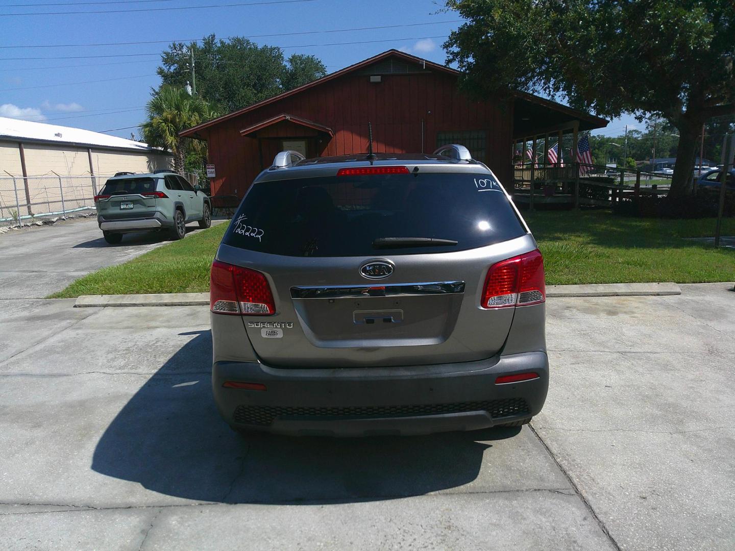 2011 SILVER KIA SORENTO EX; LX (5XYKTCA12BG) , located at 1200 Cassat Avenue, Jacksonville, FL, 32205, (904) 695-1885, 30.302404, -81.731033 - Photo#3