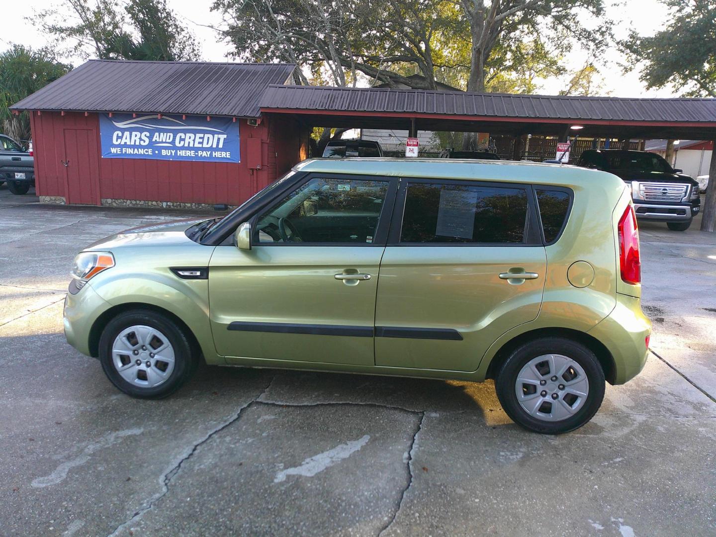2013 GREEN KIA SOUL BASE; SPORT; + (KNDJT2A50D7) , located at 1200 Cassat Avenue, Jacksonville, FL, 32205, (904) 695-1885, 30.302404, -81.731033 - Photo#1