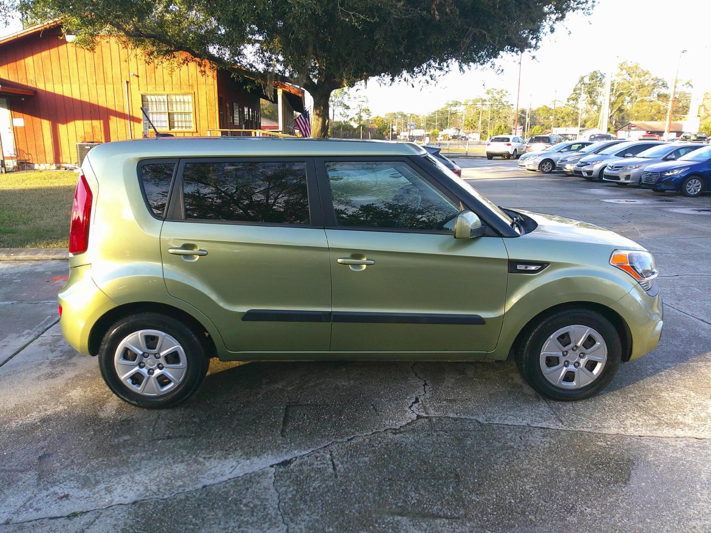 2013 GREEN KIA SOUL BASE; SPORT; + (KNDJT2A50D7) , located at 1200 Cassat Avenue, Jacksonville, FL, 32205, (904) 695-1885, 30.302404, -81.731033 - Photo#4