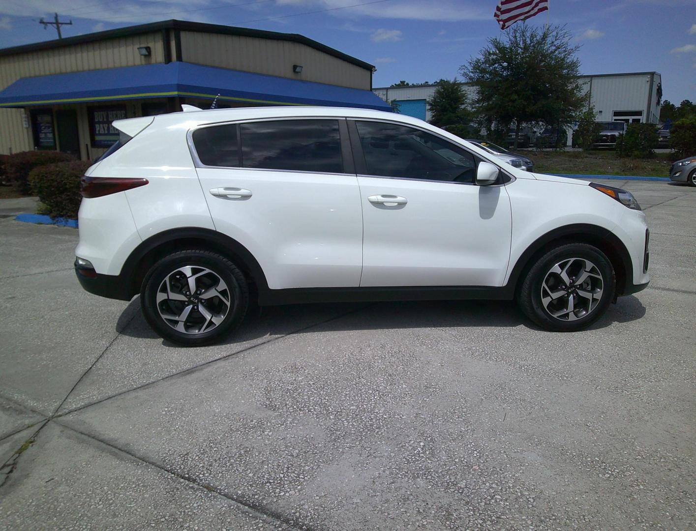 2020 WHITE KIA SPORTAGE LX (KNDPM3AC5L7) , located at 1200 Cassat Avenue, Jacksonville, FL, 32205, (904) 695-1885, 30.302404, -81.731033 - Photo#2