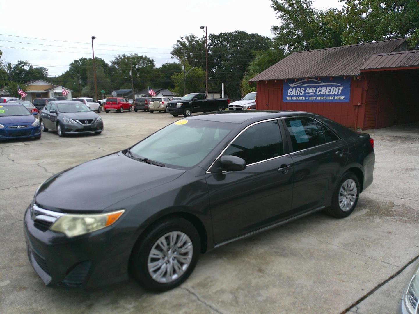 2012 GRAY TOYOTA CAMRY SE; LE; XLE (4T1BF1FK1CU) , located at 1200 Cassat Avenue, Jacksonville, FL, 32205, (904) 695-1885, 30.302404, -81.731033 - Photo#1