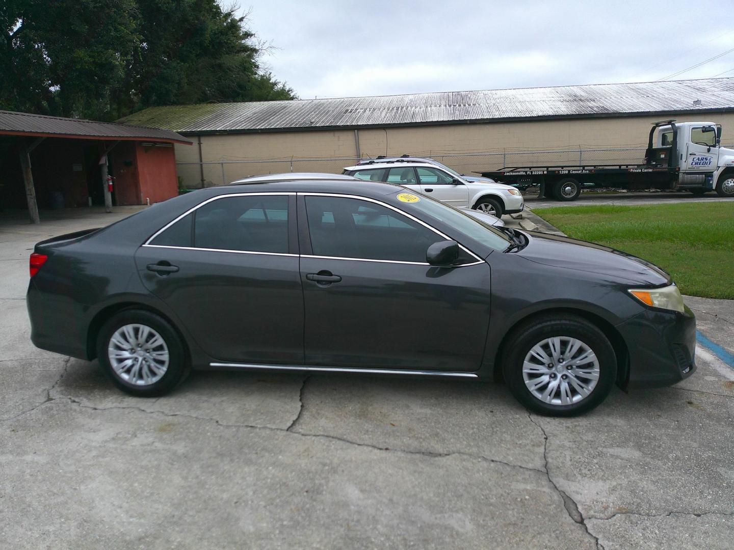 2012 GRAY TOYOTA CAMRY SE; LE; XLE (4T1BF1FK1CU) , located at 1200 Cassat Avenue, Jacksonville, FL, 32205, (904) 695-1885, 30.302404, -81.731033 - Photo#5