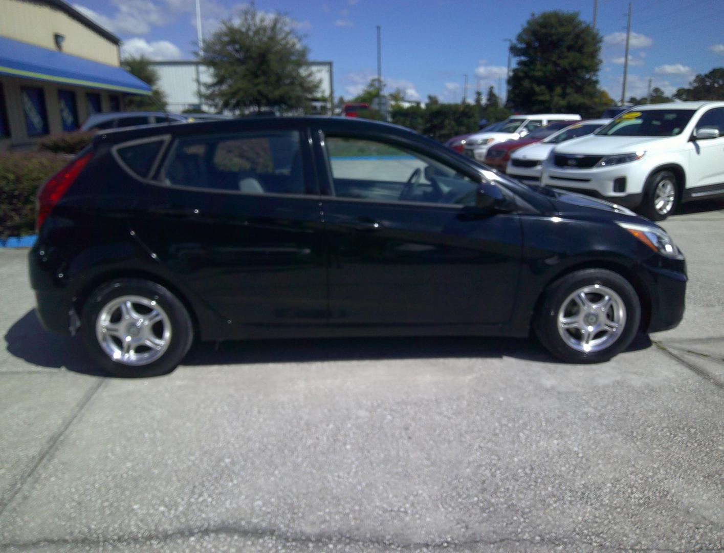 2017 BLACK HYUNDAI ACCENT SE (KMHCT5AE4HU) , located at 1200 Cassat Avenue, Jacksonville, FL, 32205, (904) 695-1885, 30.302404, -81.731033 - Photo#2
