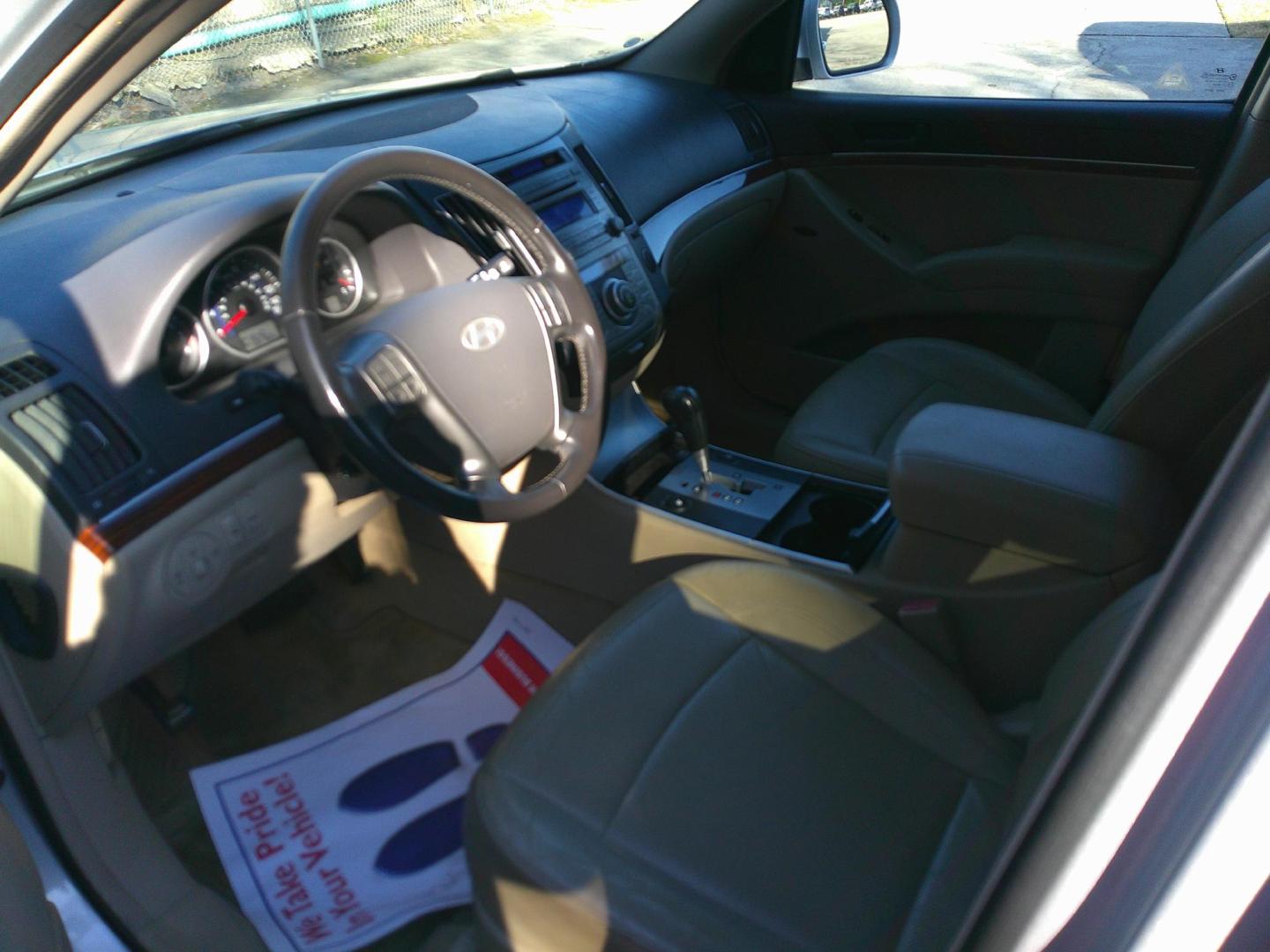 2008 TAN HYUNDAI VERACRUZ GLS; LIMITE (KM8NU13C18U) , located at 1200 Cassat Avenue, Jacksonville, FL, 32205, (904) 695-1885, 30.302404, -81.731033 - Photo#2