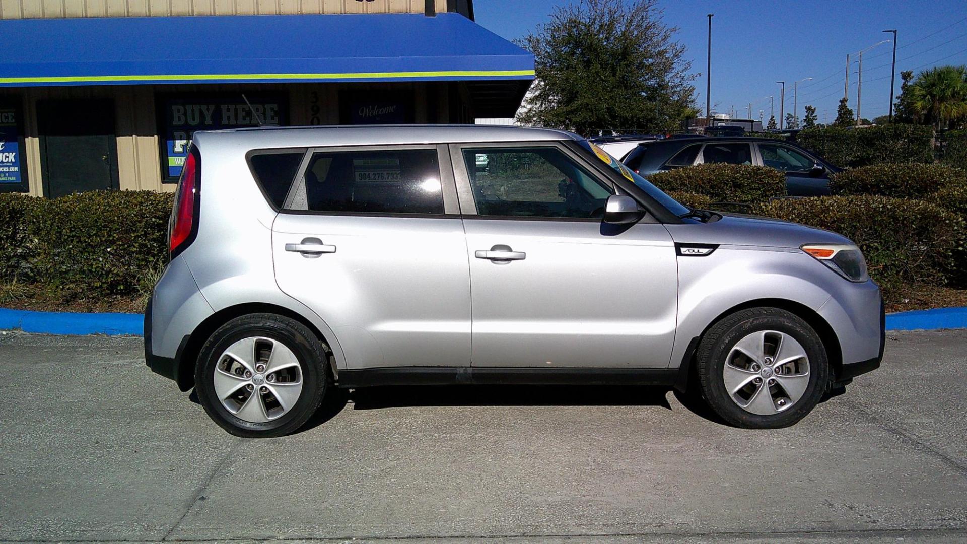 2016 SILVER KIA SOUL BASE (KNDJN2A20G7) , located at 1200 Cassat Avenue, Jacksonville, FL, 32205, (904) 695-1885, 30.302404, -81.731033 - Photo#4