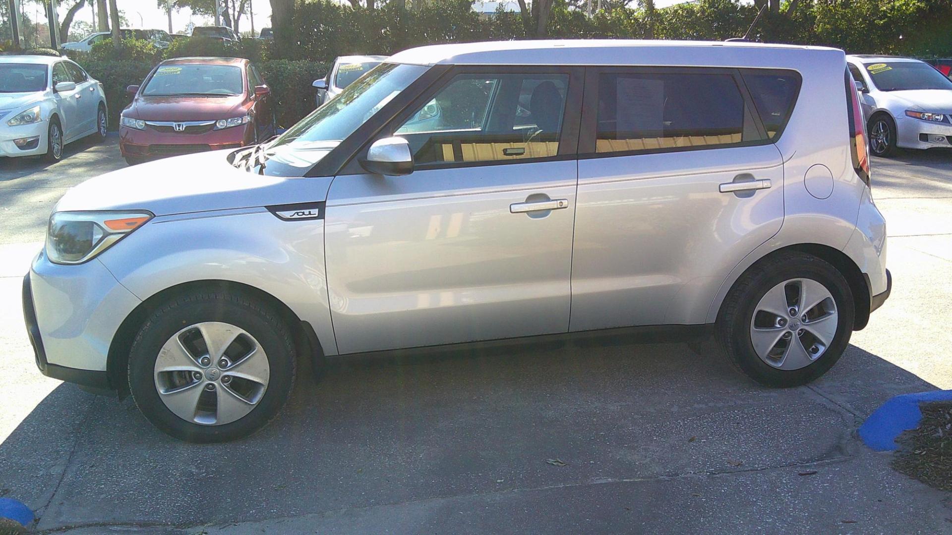 2016 SILVER KIA SOUL BASE (KNDJN2A20G7) , located at 1200 Cassat Avenue, Jacksonville, FL, 32205, (904) 695-1885, 30.302404, -81.731033 - Photo#5