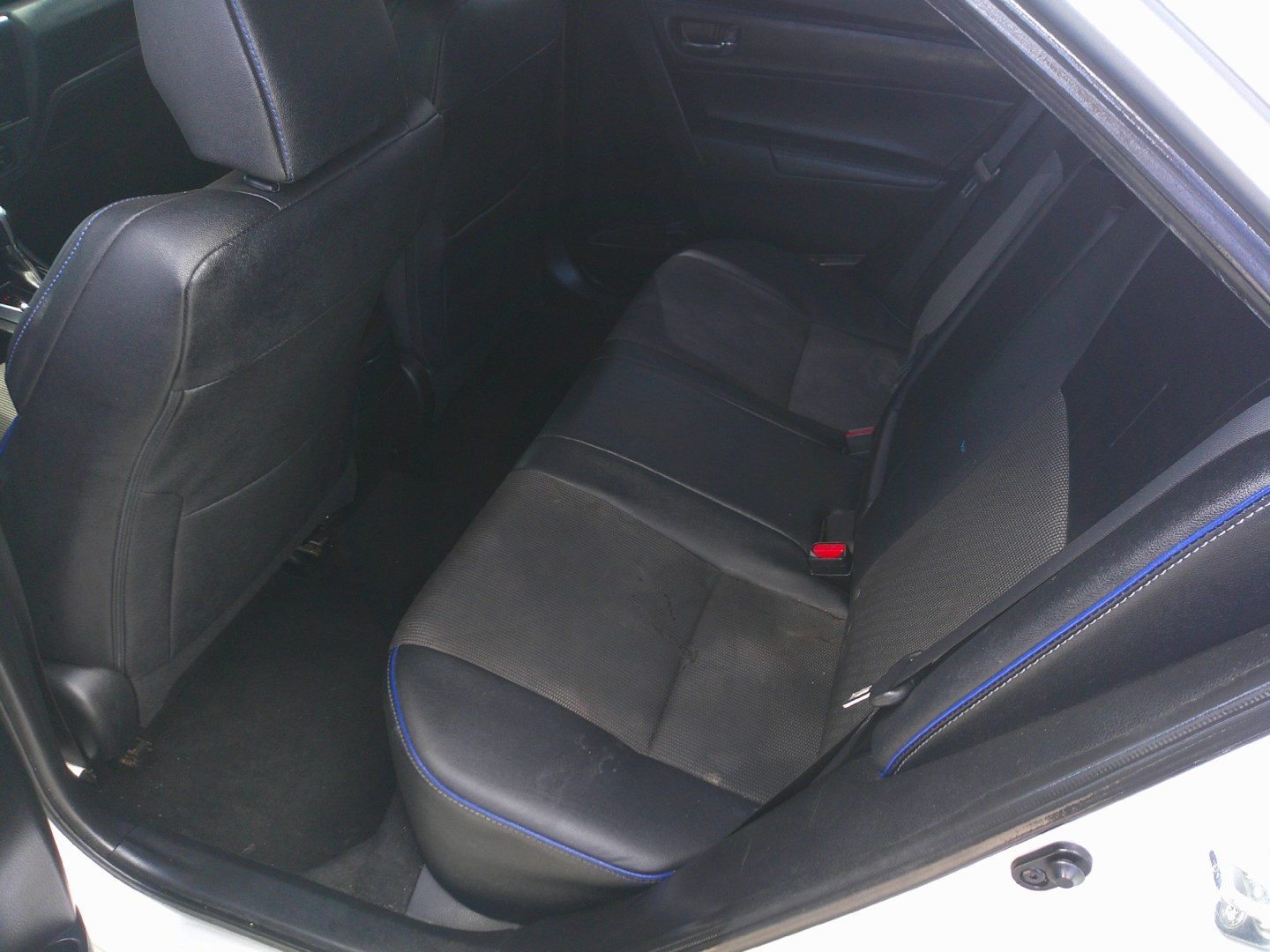 2017 SILVER TOYOTA COROLLA SE; LE; XLE; (5YFBURHE6HP) , located at 1200 Cassat Avenue, Jacksonville, FL, 32205, (904) 695-1885, 30.302404, -81.731033- Photo#4