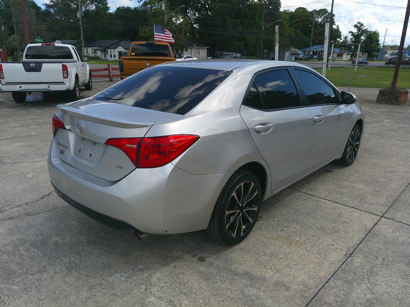 2017 SILVER TOYOTA COROLLA SE; LE; XLE; (5YFBURHE6HP) , located at 1200 Cassat Avenue, Jacksonville, FL, 32205, (904) 695-1885, 30.302404, -81.731033- Photo#6