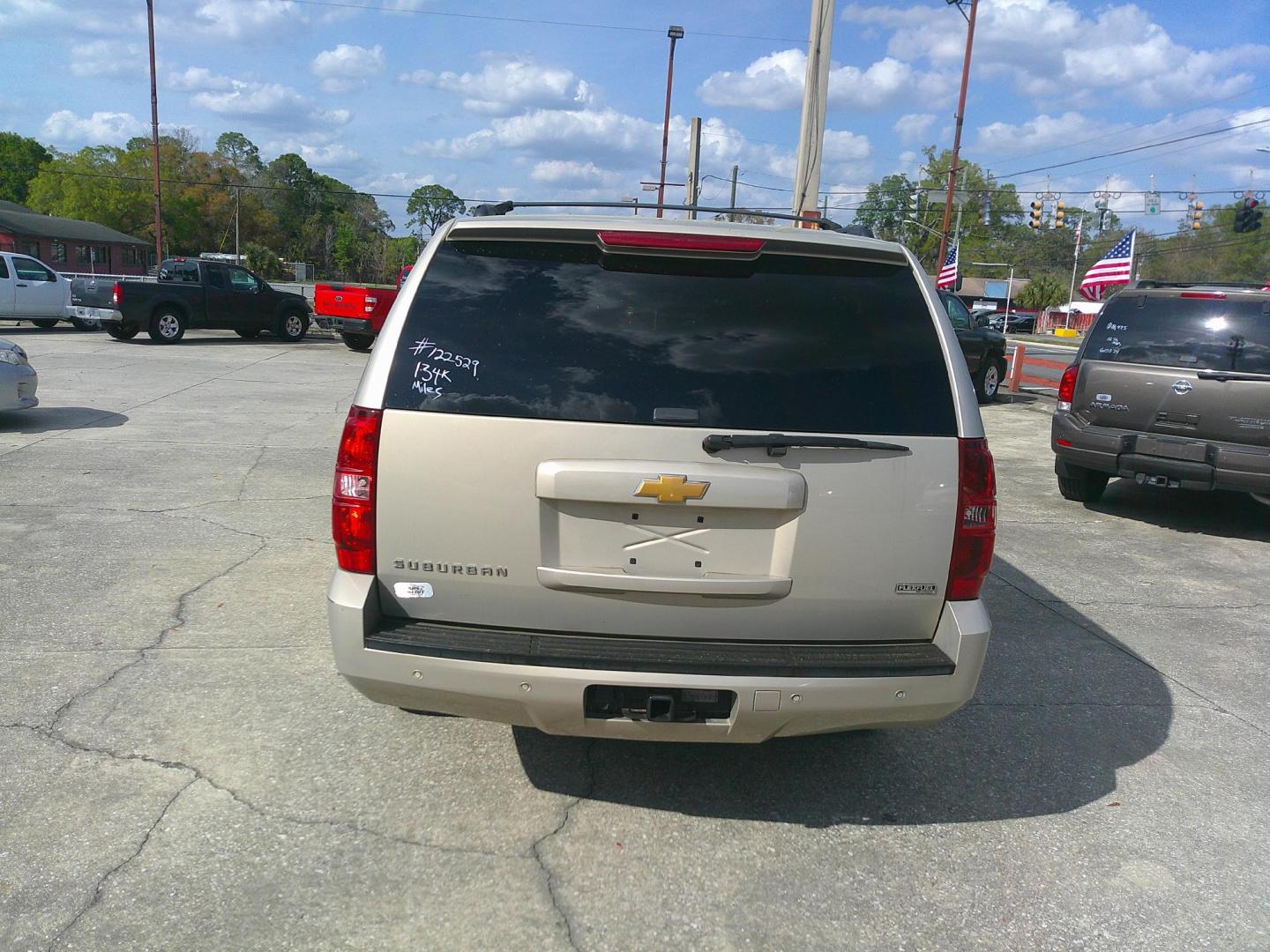 2012 GOLD CHEVROLET SUBURBAN LT (1GNSCJE02CR) , located at 1200 Cassat Avenue, Jacksonville, FL, 32205, (904) 695-1885, 30.302404, -81.731033 - Photo#4
