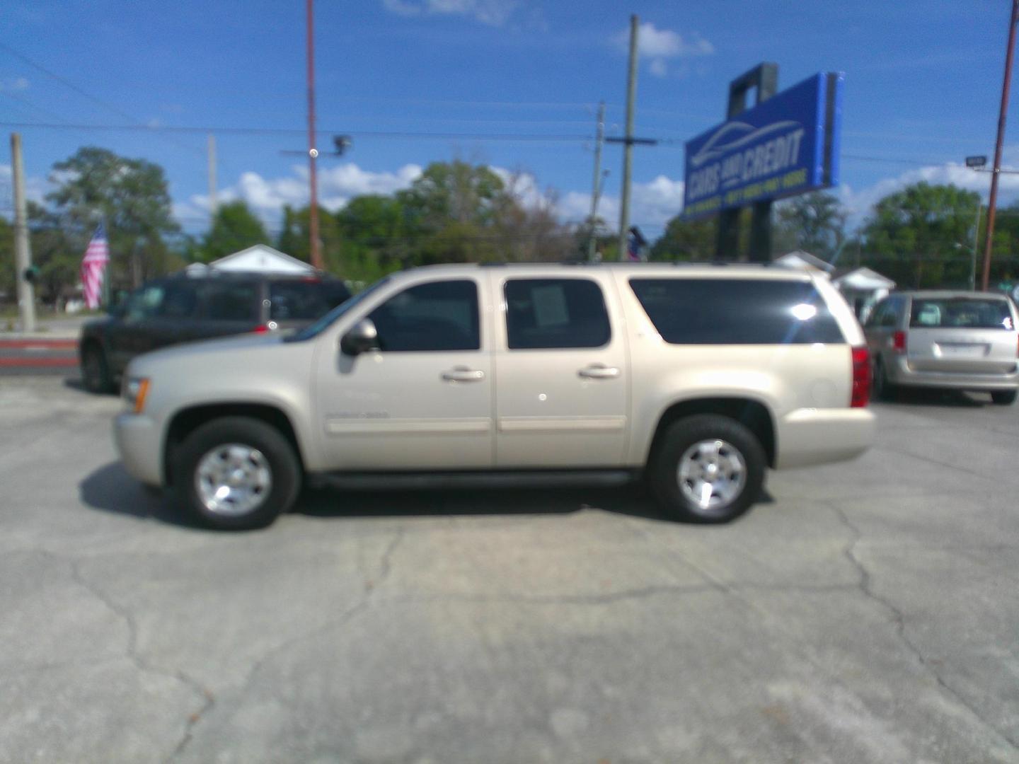 2012 GOLD CHEVROLET SUBURBAN LT (1GNSCJE02CR) , located at 1200 Cassat Avenue, Jacksonville, FL, 32205, (904) 695-1885, 30.302404, -81.731033 - Photo#2