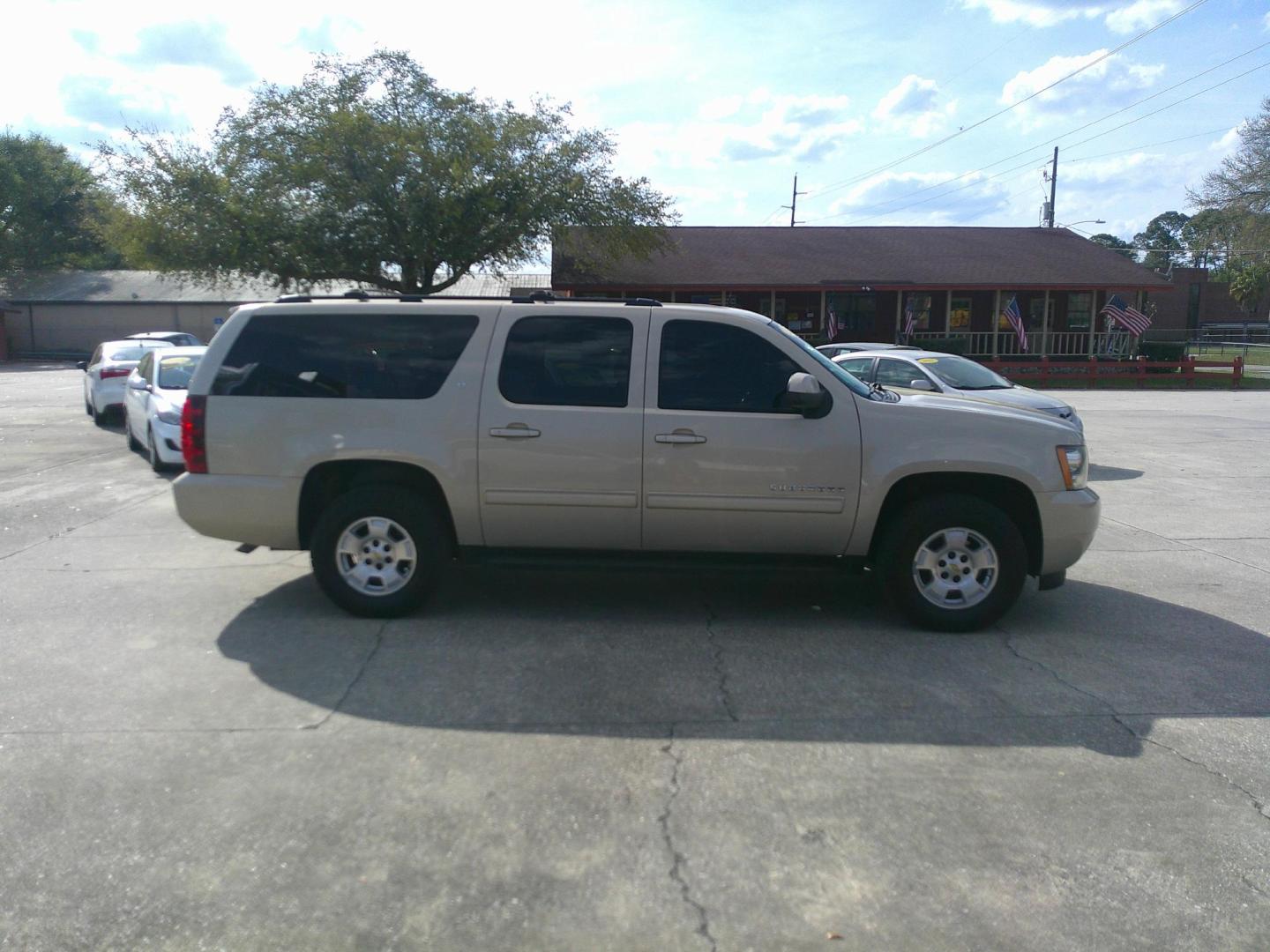 2012 GOLD CHEVROLET SUBURBAN LT (1GNSCJE02CR) , located at 1200 Cassat Avenue, Jacksonville, FL, 32205, (904) 695-1885, 30.302404, -81.731033 - Photo#3