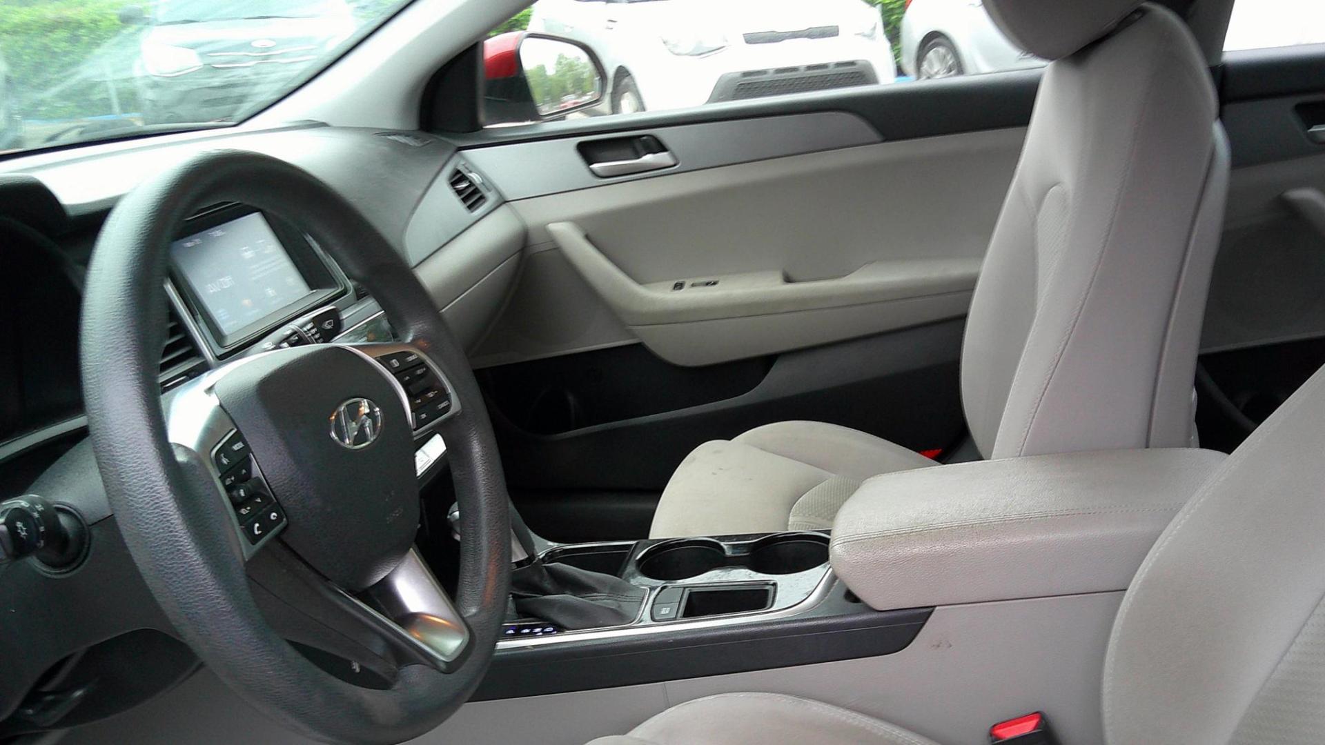 2018 RED HYUNDAI SONATA SE (5NPE24AF2JH) , located at 1200 Cassat Avenue, Jacksonville, FL, 32205, (904) 695-1885, 30.302404, -81.731033 - Photo#1