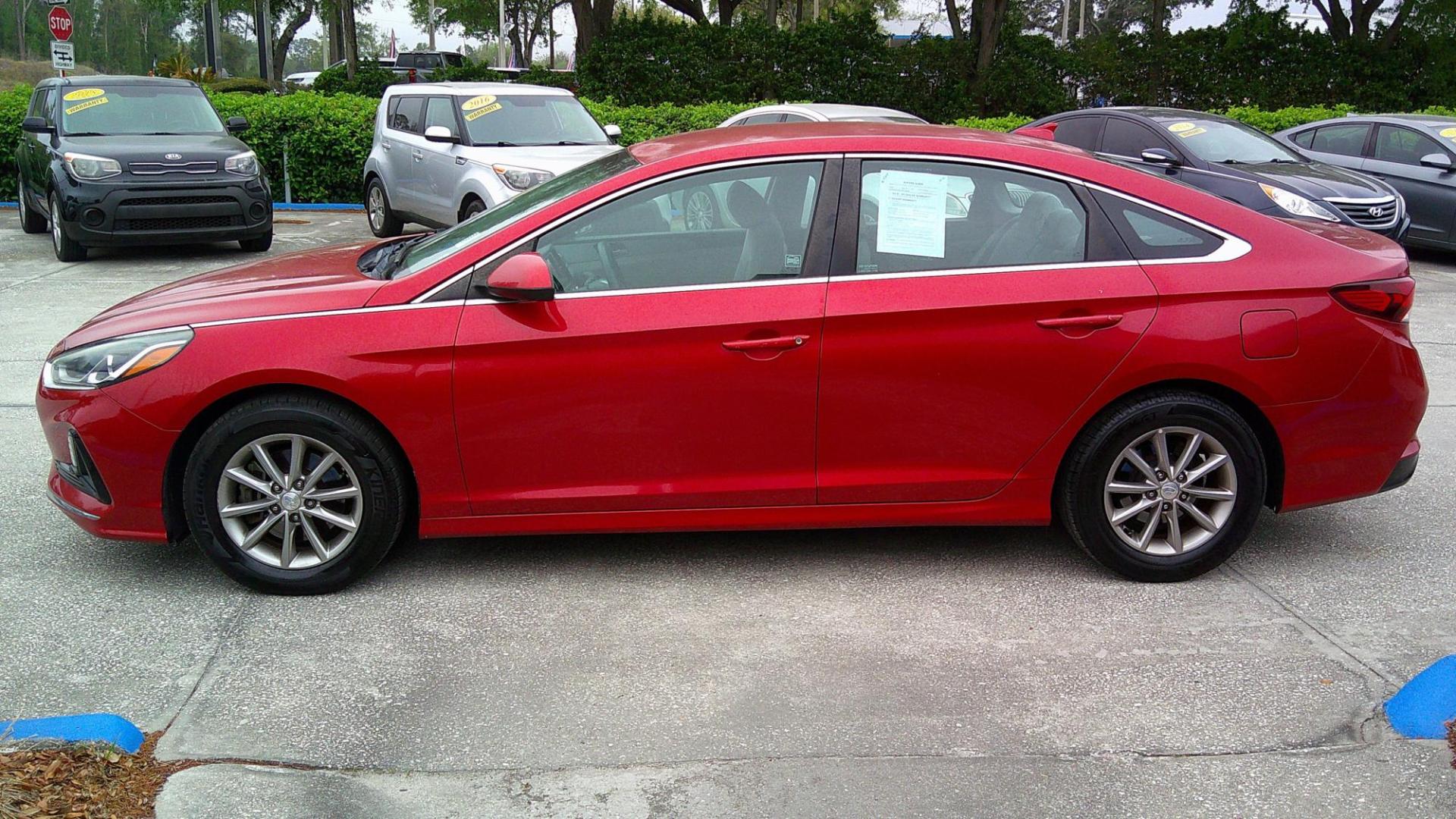 2018 RED HYUNDAI SONATA SE (5NPE24AF2JH) , located at 1200 Cassat Avenue, Jacksonville, FL, 32205, (904) 695-1885, 30.302404, -81.731033 - Photo#5