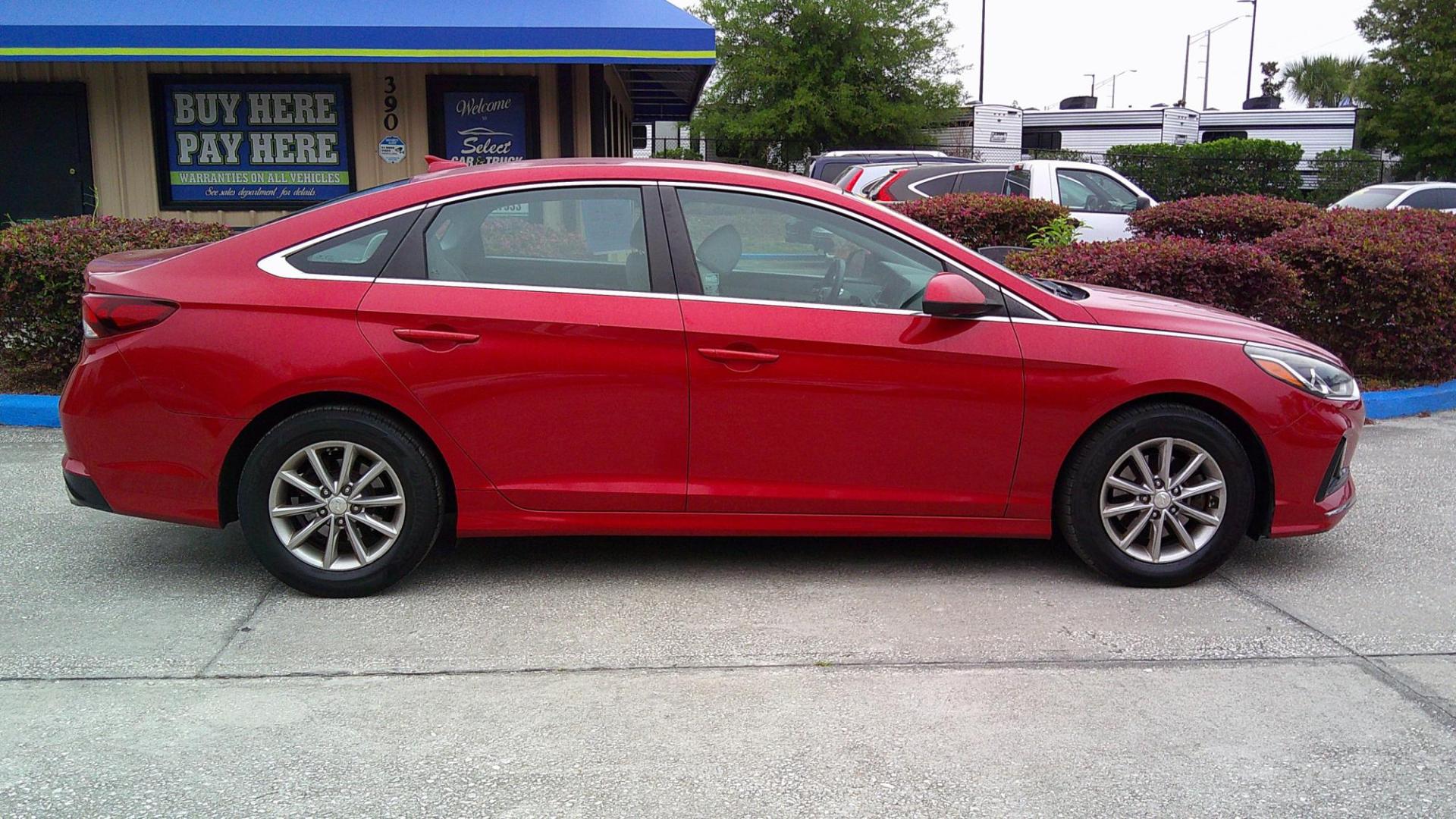 2018 RED HYUNDAI SONATA SE (5NPE24AF2JH) , located at 1200 Cassat Avenue, Jacksonville, FL, 32205, (904) 695-1885, 30.302404, -81.731033 - Photo#3