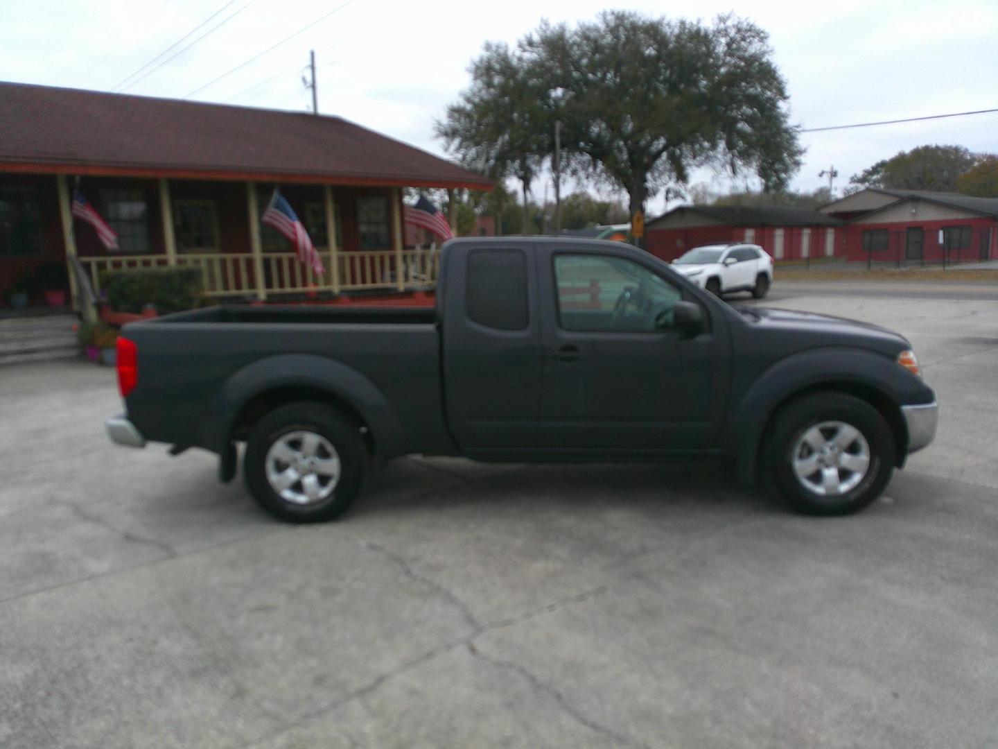 2011 GRAY NISSAN FRONTIER S; SV (1N6BD0CTXBC) , located at 1200 Cassat Avenue, Jacksonville, FL, 32205, (904) 695-1885, 30.302404, -81.731033 - Photo#3