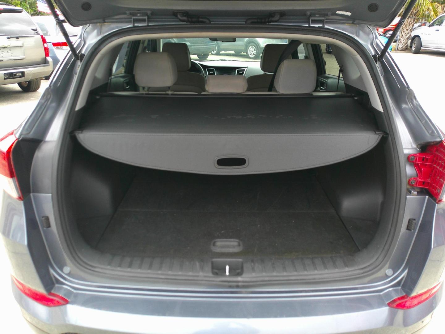 2017 GRY HYUNDAI TUCSON LIMITED; SPOR (KM8J33A41HU) , located at 1200 Cassat Avenue, Jacksonville, FL, 32205, (904) 695-1885, 30.302404, -81.731033- Photo#3