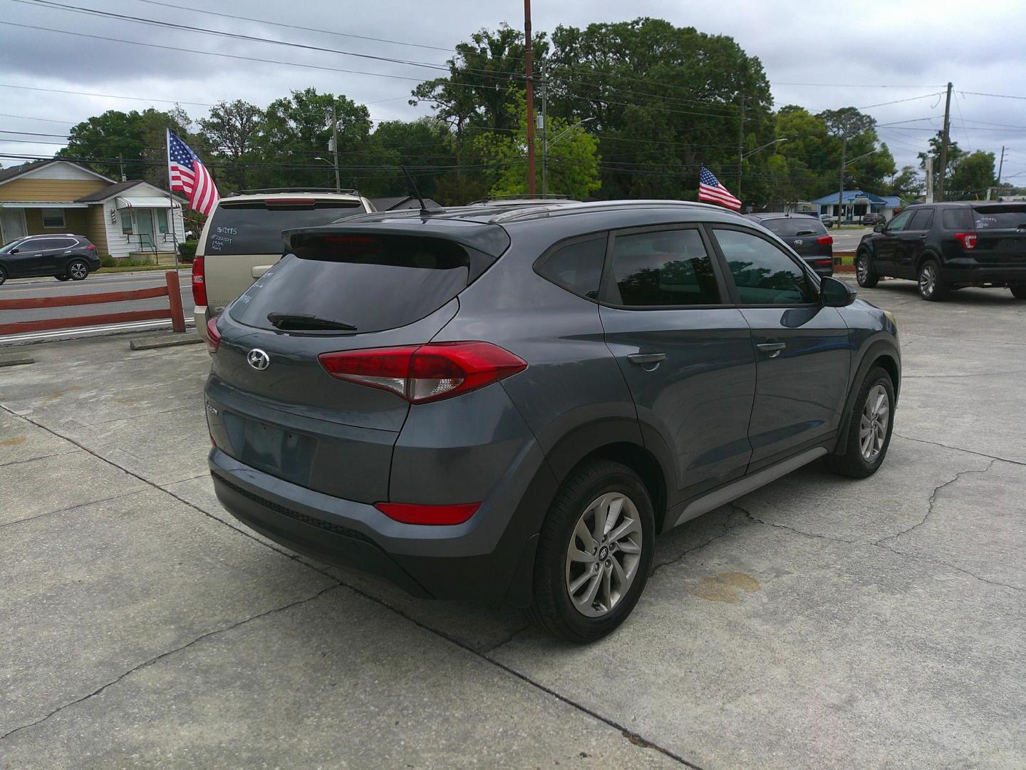 2017 GRY HYUNDAI TUCSON LIMITED; SPOR (KM8J33A41HU) , located at 1200 Cassat Avenue, Jacksonville, FL, 32205, (904) 695-1885, 30.302404, -81.731033- Photo#5
