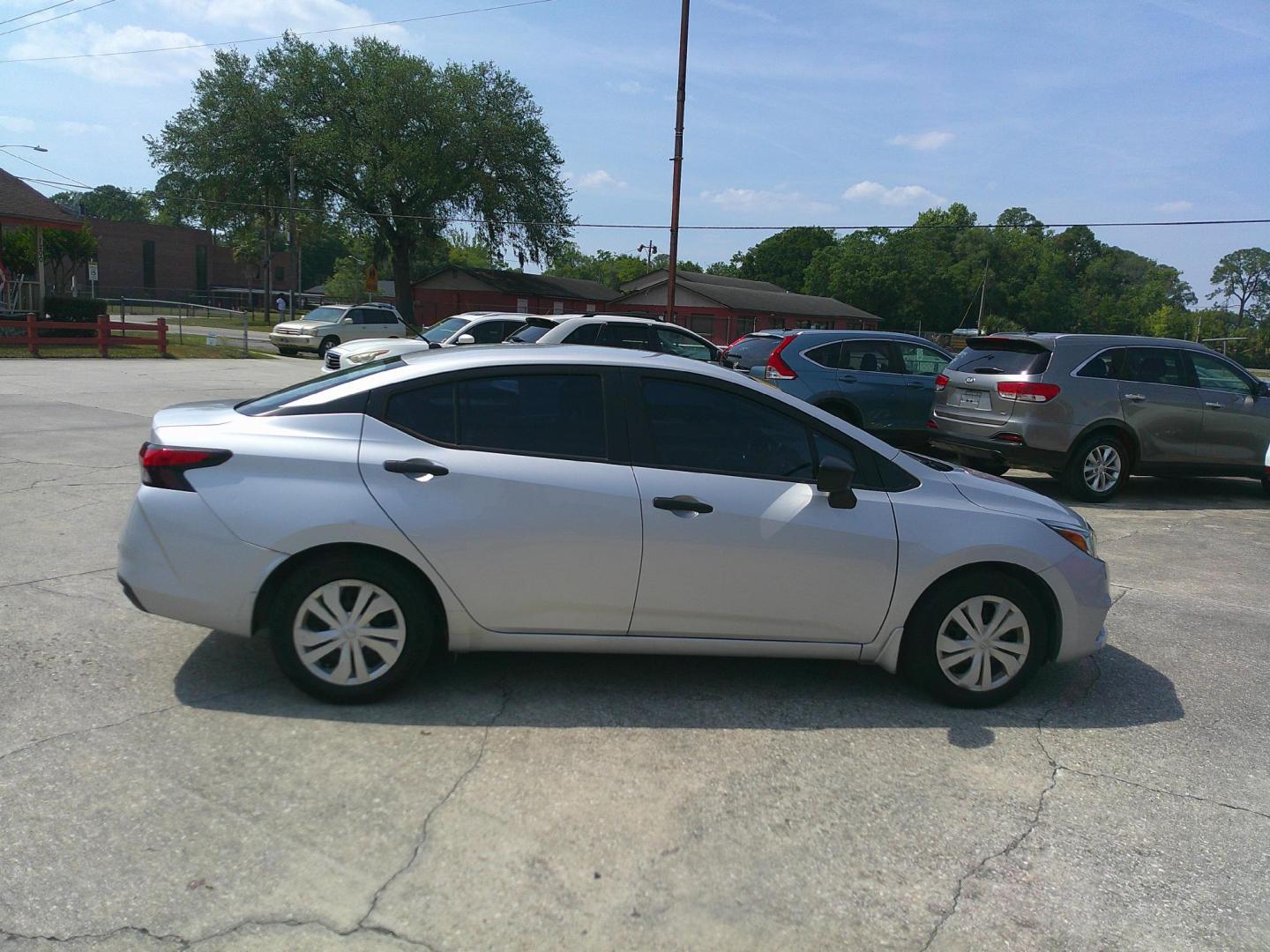 2021 SILVER NISSAN VERSA SV (3N1CN8DV3ML) , located at 1200 Cassat Avenue, Jacksonville, FL, 32205, (904) 695-1885, 30.302404, -81.731033 - Photo#4